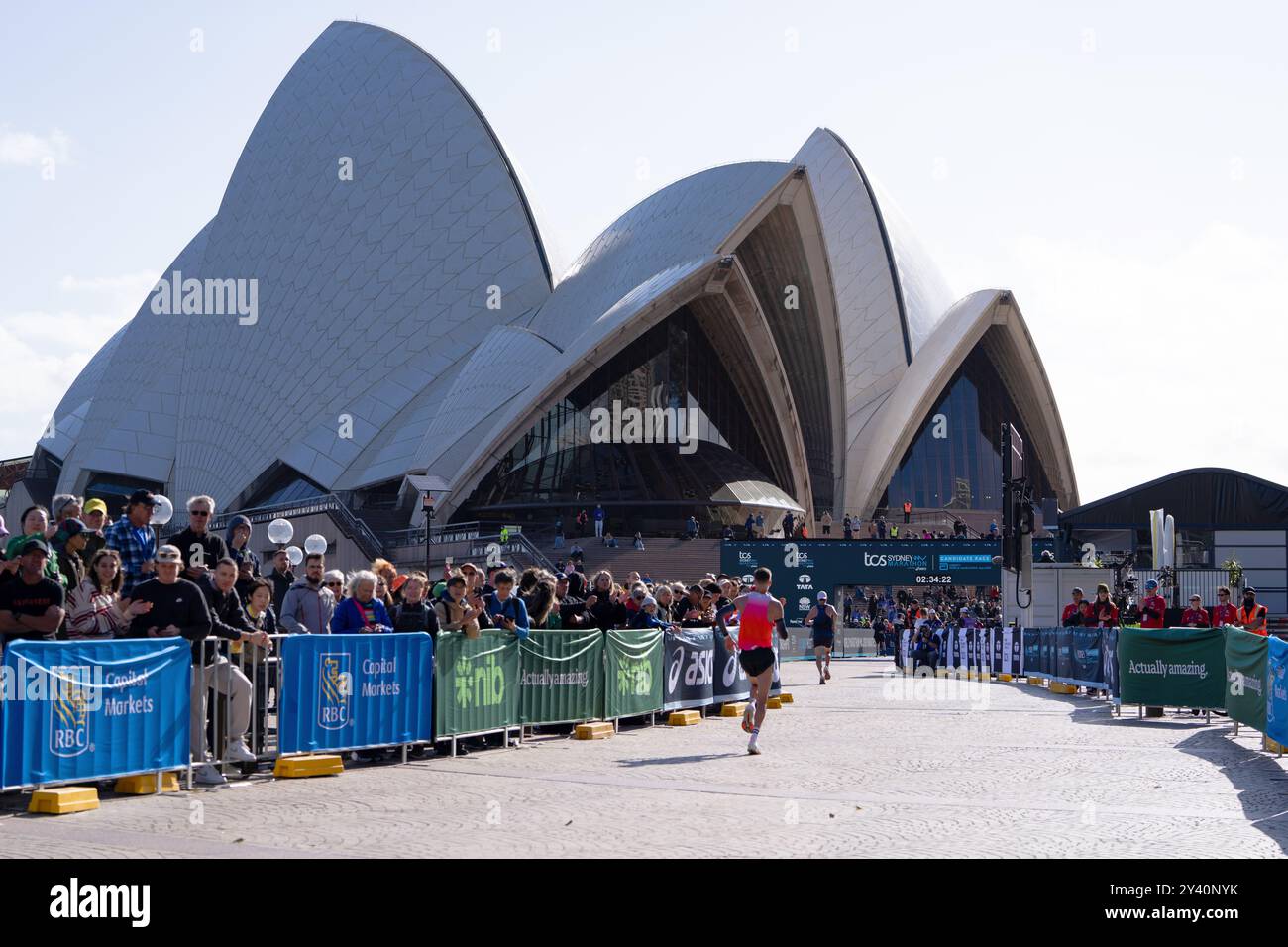 Sydney, Australien. September 2024. Ein allgemeiner Überblick über die Athleten, die während des TCS Sydney Marathon 2024 in Richtung Ziellinie fahren, präsentiert von ASICS am 15. September 2024 im Sydney Opera House in Sydney, Australien Credit: IOIO IMAGES/Alamy Live News Stockfoto