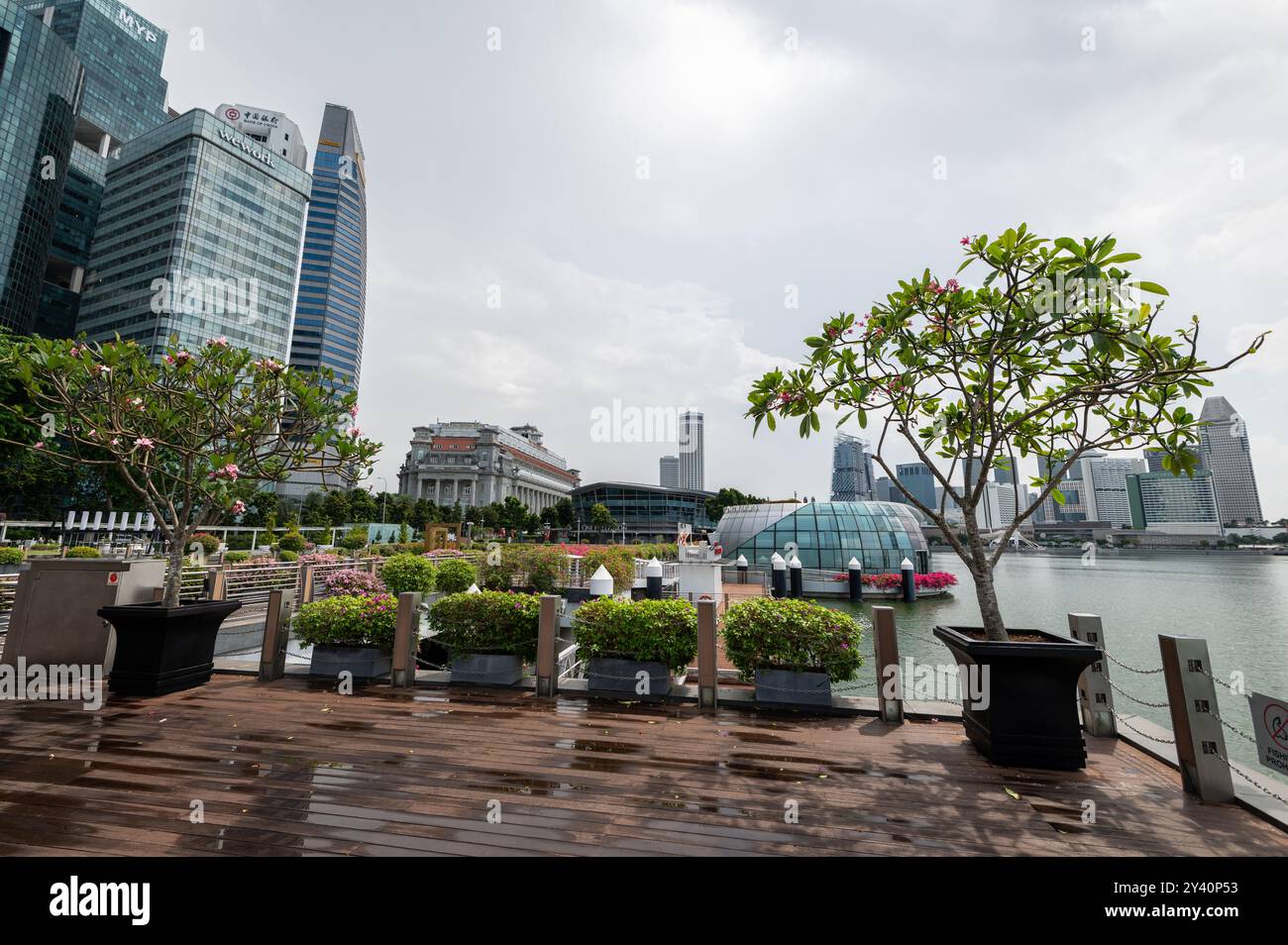 Wolkenkratzer überragen das Kolonialgebäude des ehemaligen General Post Office von Singapur, heute das berühmte 5-Sterne-Fullerton Hotel in Singapur. Stockfoto