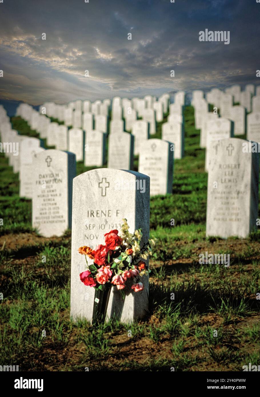 Grabsteine in perfekter Ordnung auf dem Veteranenfriedhof in Santa Fe, New Mexico. Stockfoto