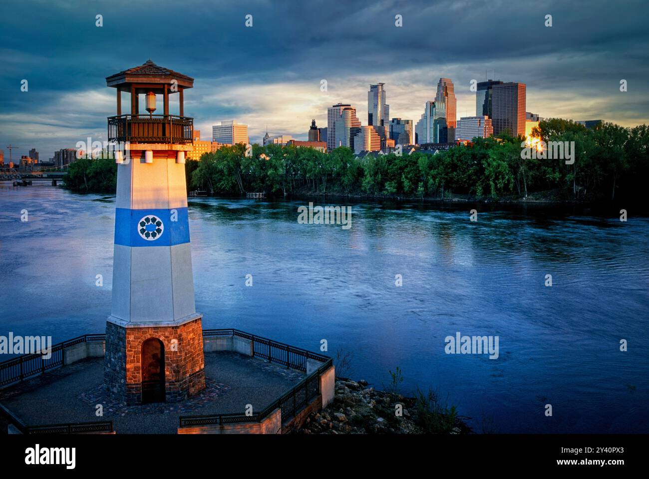 Die Skyline von Minneapolis, Minnesota, erhebt sich am Ufer des Mississippi River mit Blick auf den Leuchtturm auf Boom Island. Stockfoto