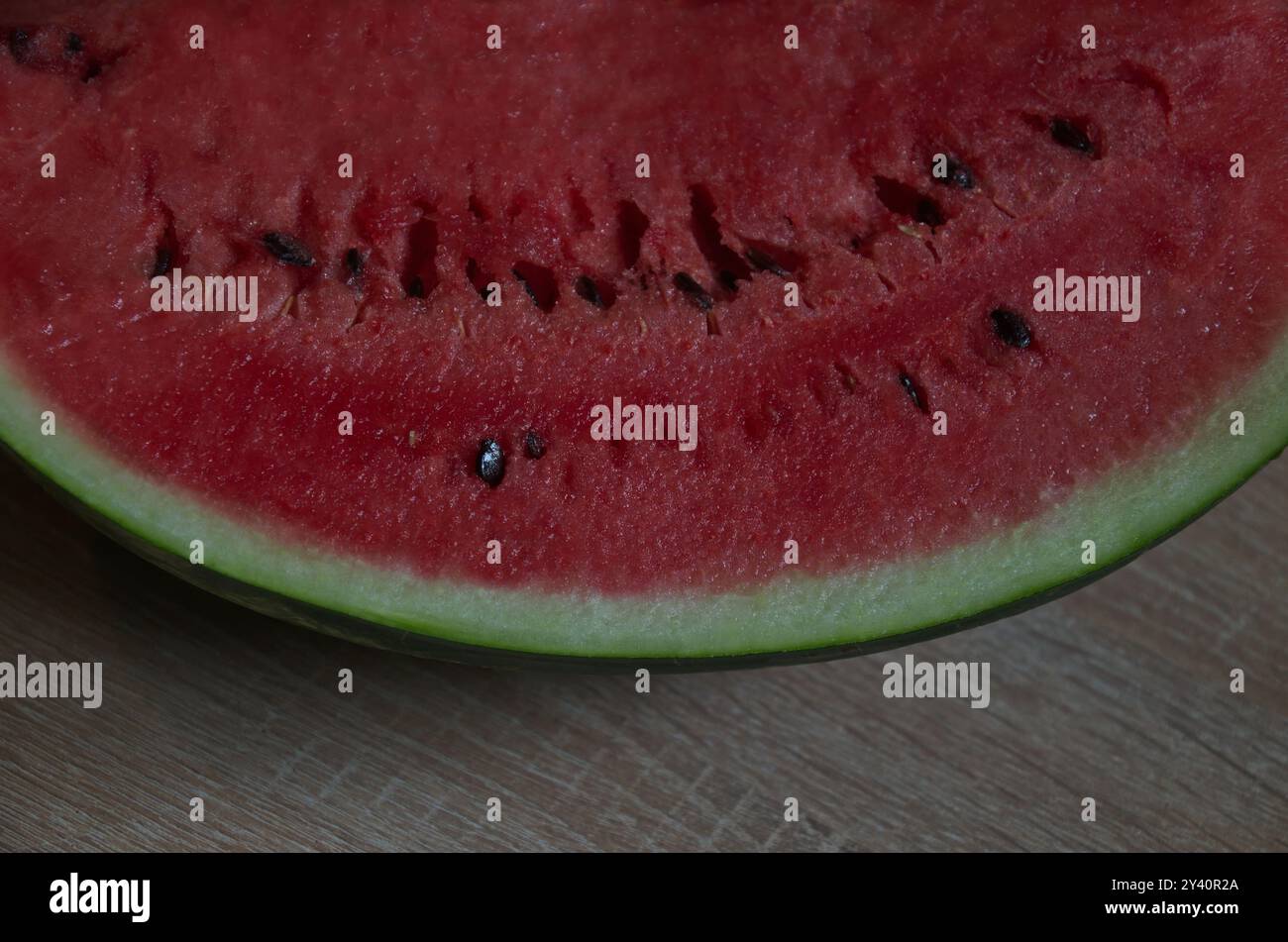 Teil einer Reifen großen Wassermelone mit schöner grüner Haut und saftigem, innerem Fruchtfleisch, die auf einem Tisch platziert wurde, Sofia, Bulgarien Stockfoto