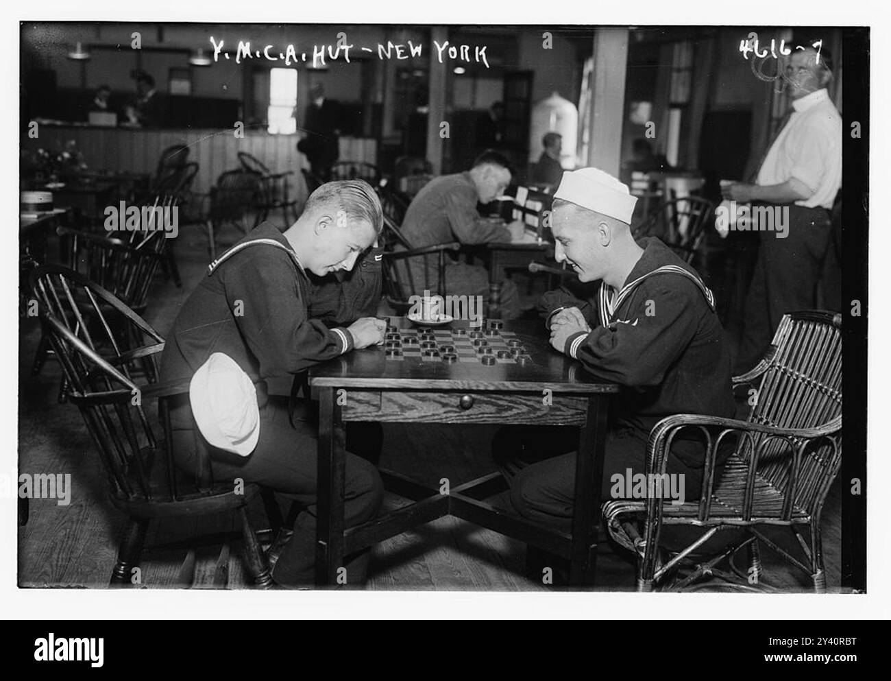 Das Foto zeigt Seeleute, die im Y.M.C.A. Bryant Park Eagle Hut, New York City, die während des Ersten Weltkriegs für Militärpersonal geöffnet wurde, Schachspieler spielen Stockfoto