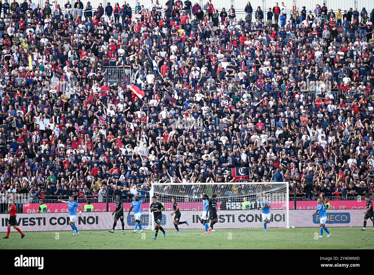 Curva Nord Unterstützer von Cagliari Calcio während des Fußballspiels der Serie A zwischen Cagliari Calcio und Napoli im Unipol Domus in Cagliari, Sardinien - Sonntag, den 15. September 2024. Sport - Fußball (Foto: Gianluca Zuddas/Lapresse) Credit: LaPresse/Alamy Live News Stockfoto