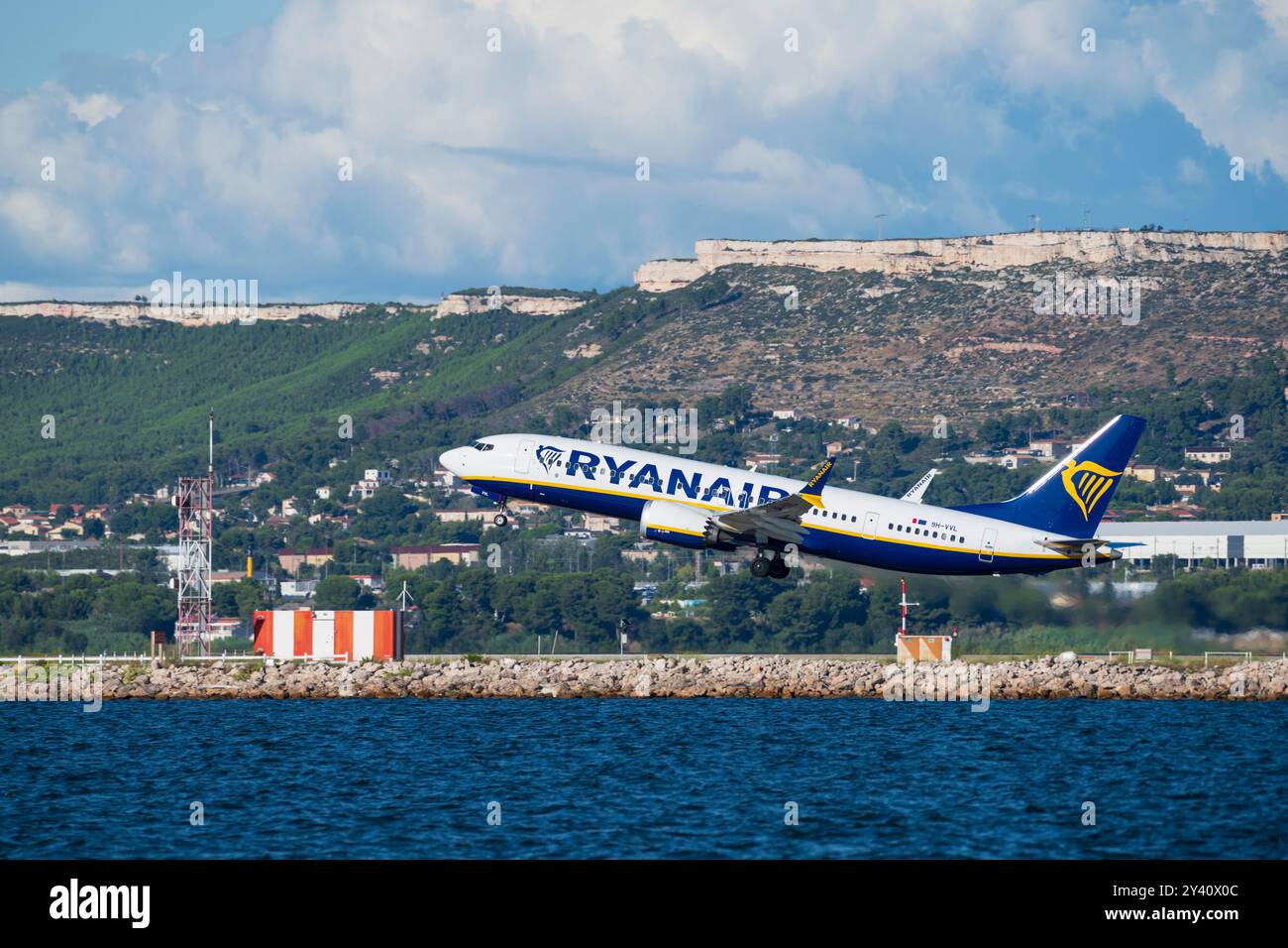 Marignane, Frankreich. September 2024. Ein RYANAIR-Flugzeug ist sicher vom Flughafen Marseille-Provence abgeflogen, in einer Seitenansicht vor einem blauen Himmel Stockfoto