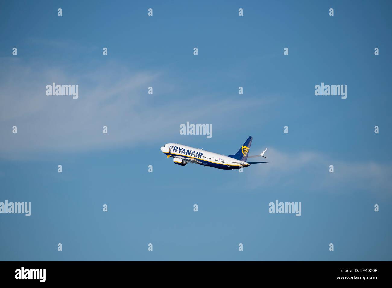 Marignane, Frankreich. September 2024. Ein RYANAIR-Flugzeug ist sicher vom Flughafen Marseille-Provence abgeflogen, in einer Seitenansicht vor einem blauen Himmel Stockfoto