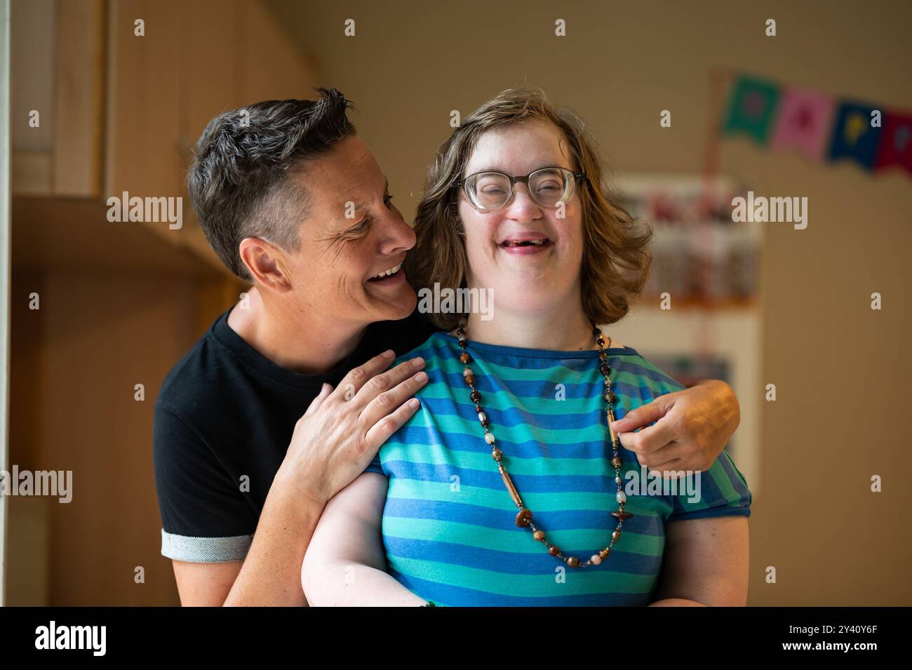 Emotionale Verbindung zwischen Down-Syndrom-Frau und beruflicher Hausmeisterin, Tienen, Flämisch-Brabant, Belgien, 20. April, 2023. teilweise Modellfreigabe Stockfoto