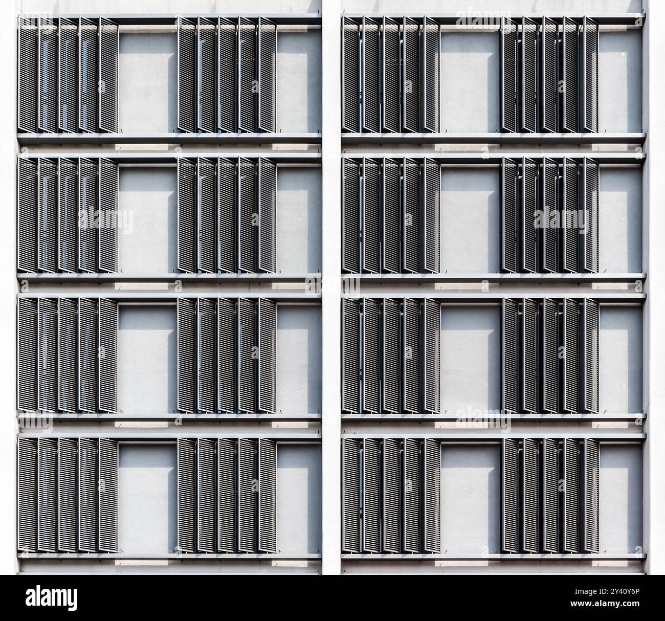 Abstrakte Muster von Fensterläden und Jalousien, Ingolstadt. Juli 2018 Stockfoto