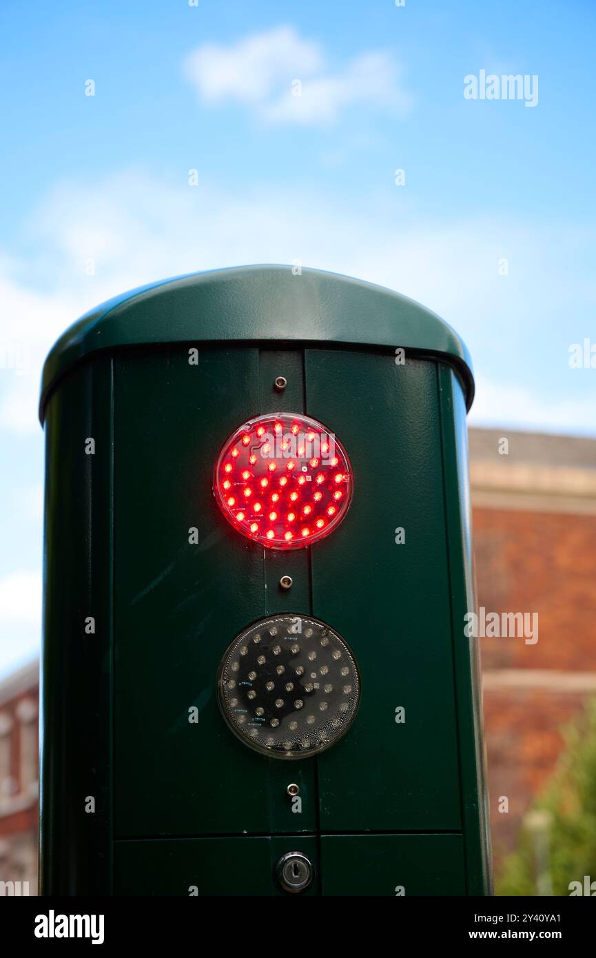 Rote Bremsleuchte an der Straßensperrensteuerung Stockfoto