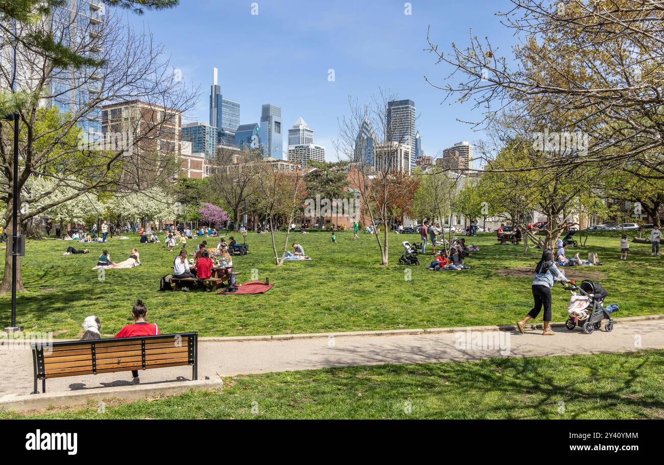Menschenmassen im Schuylkill River Park (Fitler Square) und der Skyline im späten Frühjahr, Philadelphia, Pennsylvania, USA Stockfoto