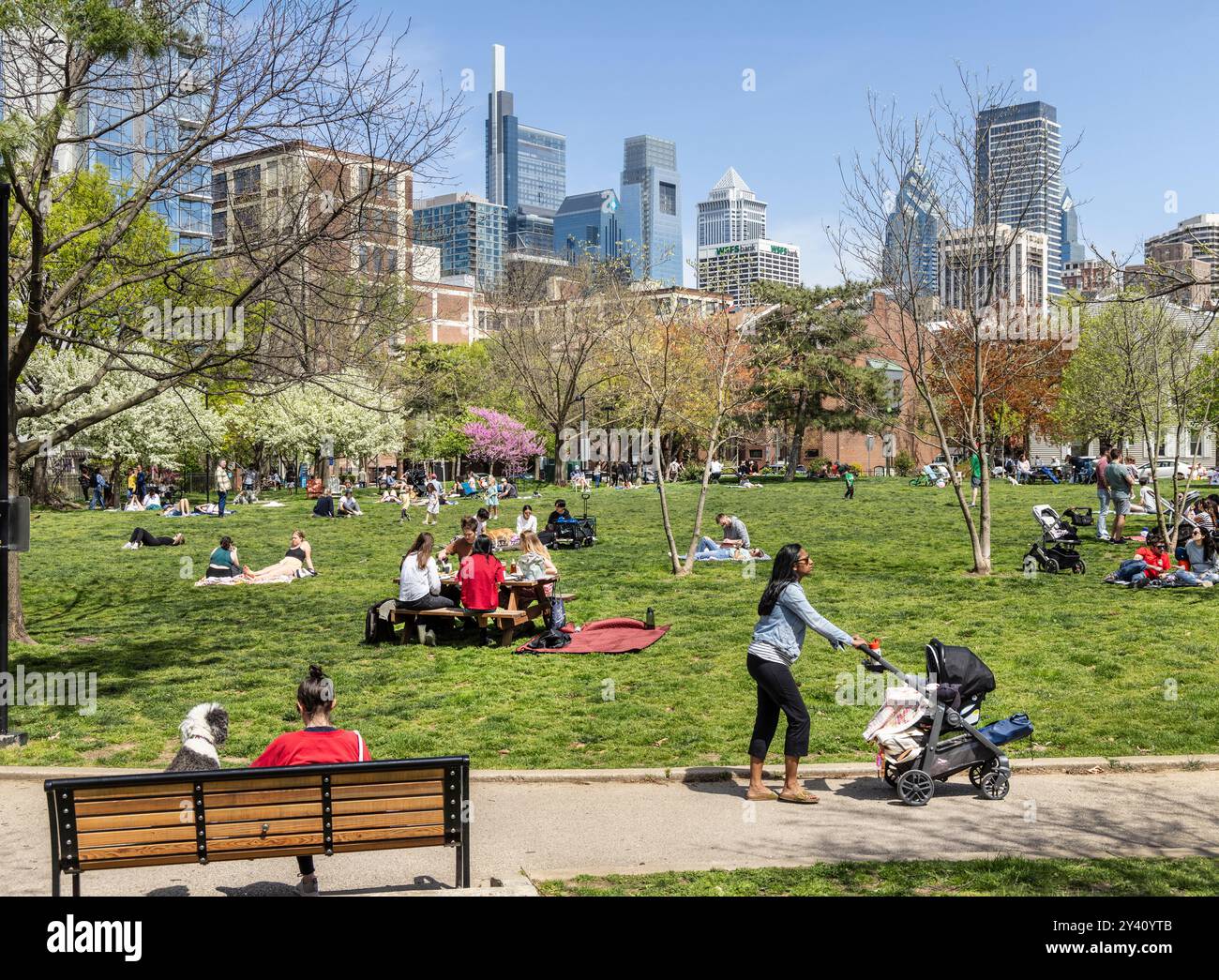 Menschenmassen im Schuylkill River Park (Fitler Square) und der Skyline im späten Frühjahr, Philadelphia, Pennsylvania, USA Stockfoto