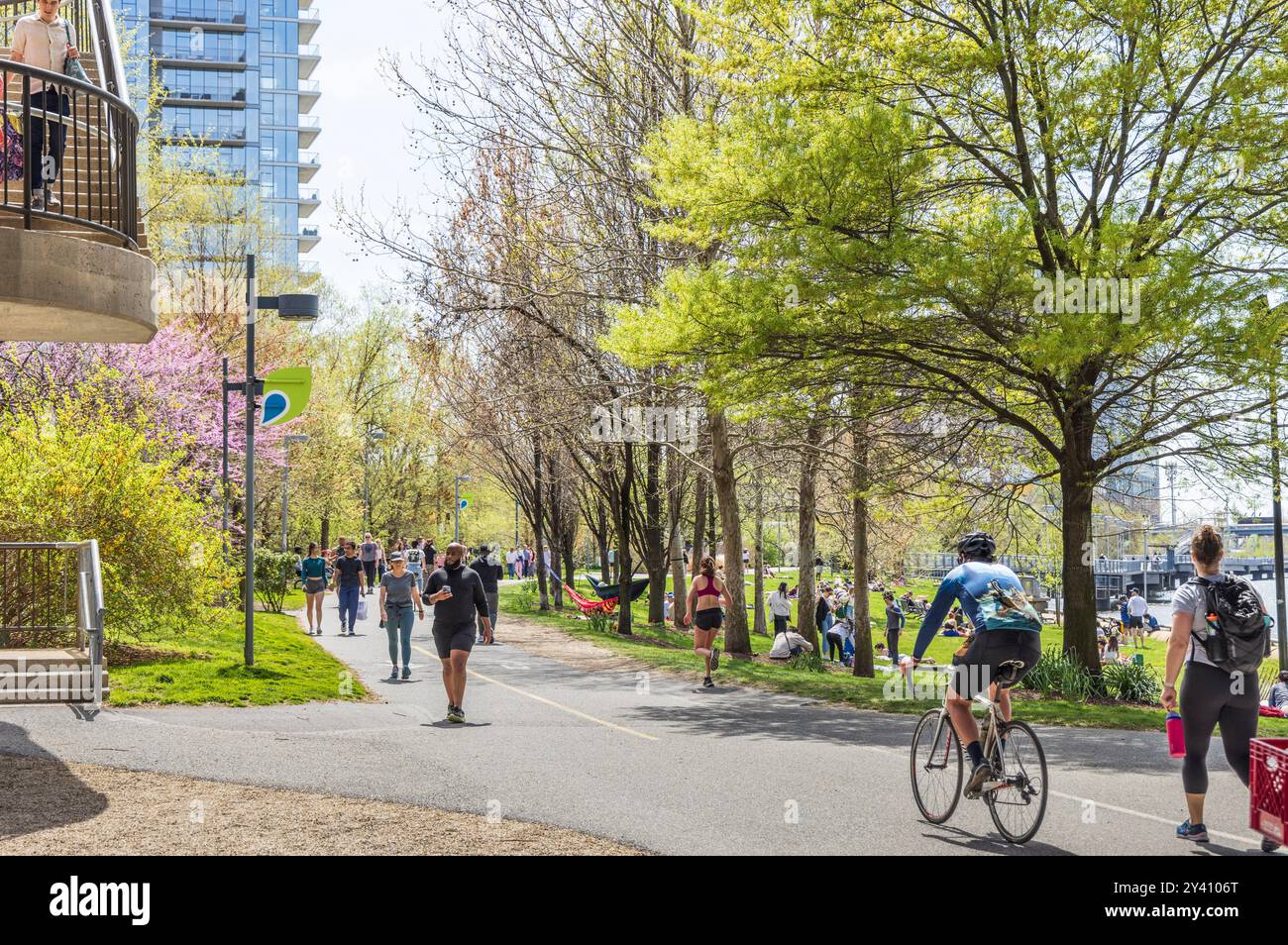 Menschenmassen auf dem Schuylkill River Path im späten Frühjahr, Philadelphia, Pennsylvania, USA Stockfoto