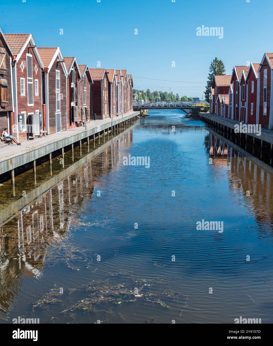 Hudiksvall, Halsingland, Gavleborg County -Schweden - 08 01 2019 reflektierende Fischlager im Stadtzentrum Stockfoto