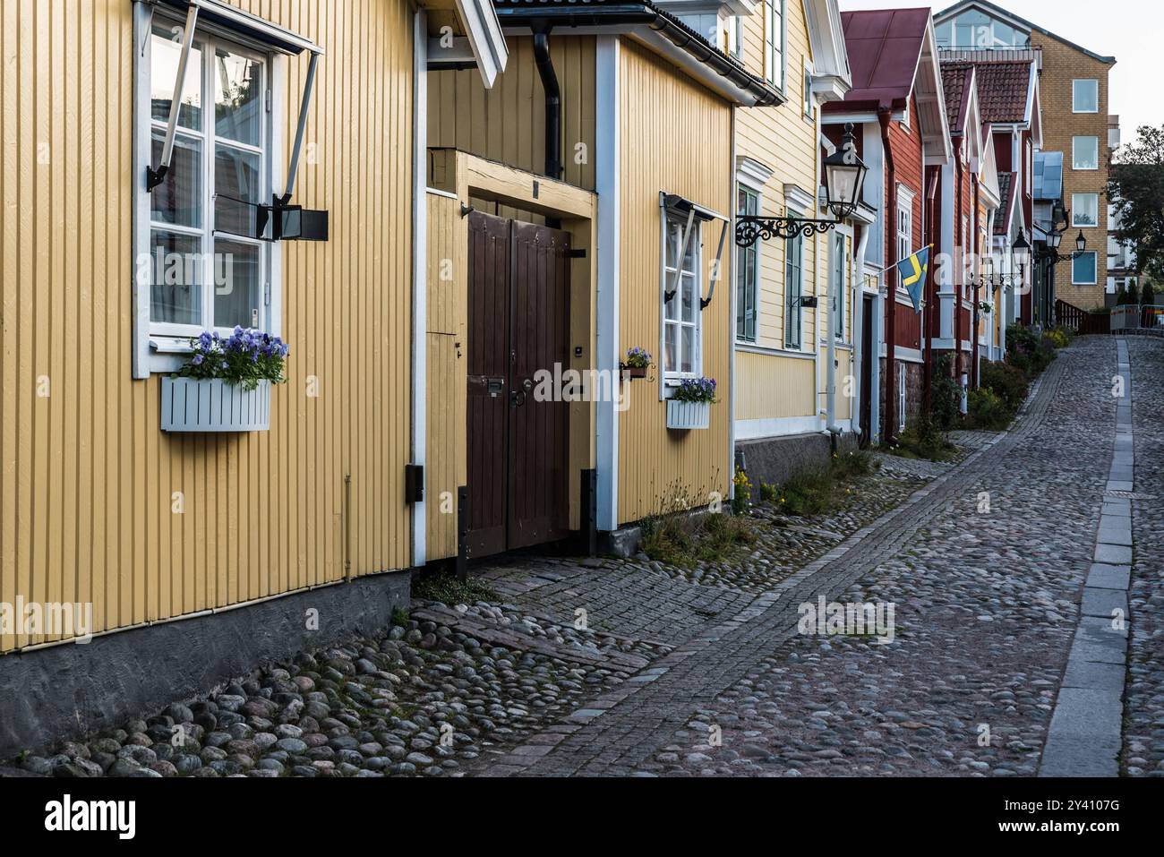 Gavle, Gavleborg County - Schweden - 07 31 2019 Straßen der Altstadt in traditionellem Holzdesign und Kopfsteinpflaster Stockfoto
