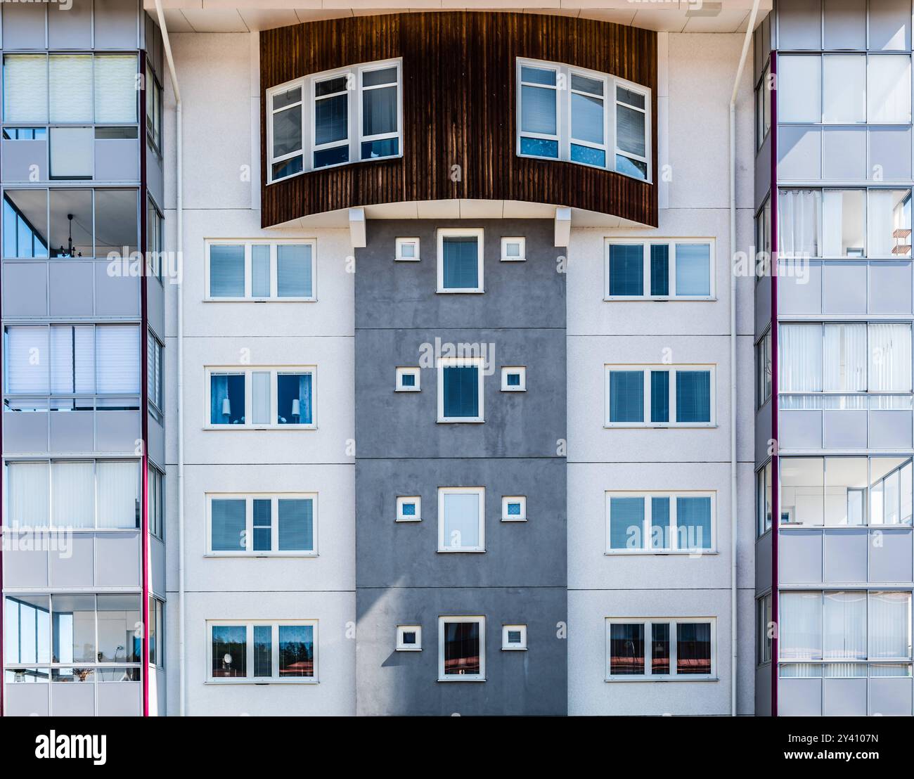Hudiksvall, Halsingland, Gavleborg County - Schweden - 08 01 2019 abstrakte Muster zeitgenössischer Wohnblockfenster Stockfoto