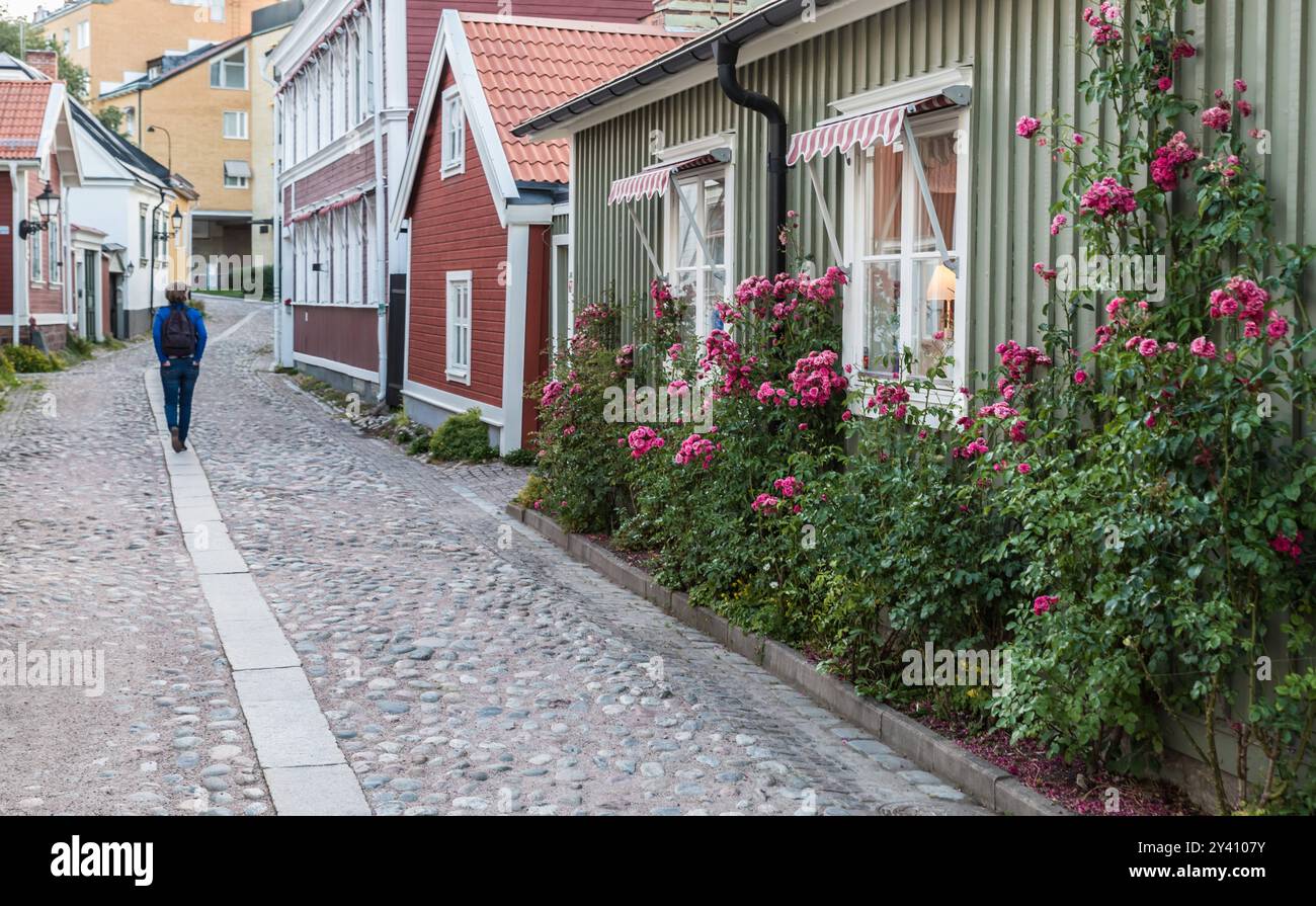 Gavle, Gavleborg County - Schweden - 07 31 2019 Straßen der Altstadt in traditionellem Holzdesign und Kopfsteinpflaster Stockfoto