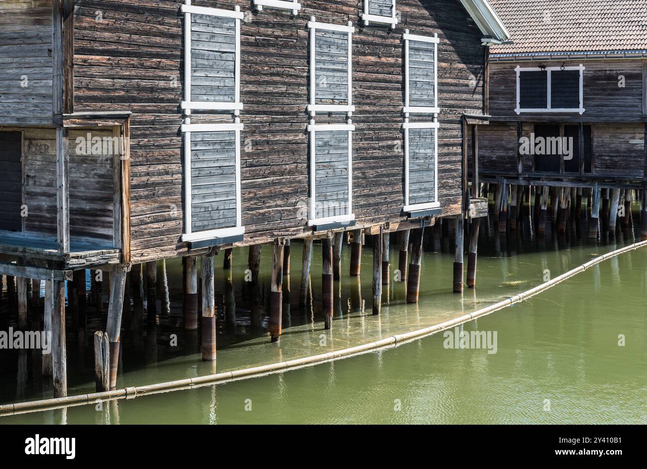 Hudiksvall, Halsingland, Gavleborg County -Schweden - 08 01 2019 reflektierende Fischlager im Stadtzentrum Stockfoto