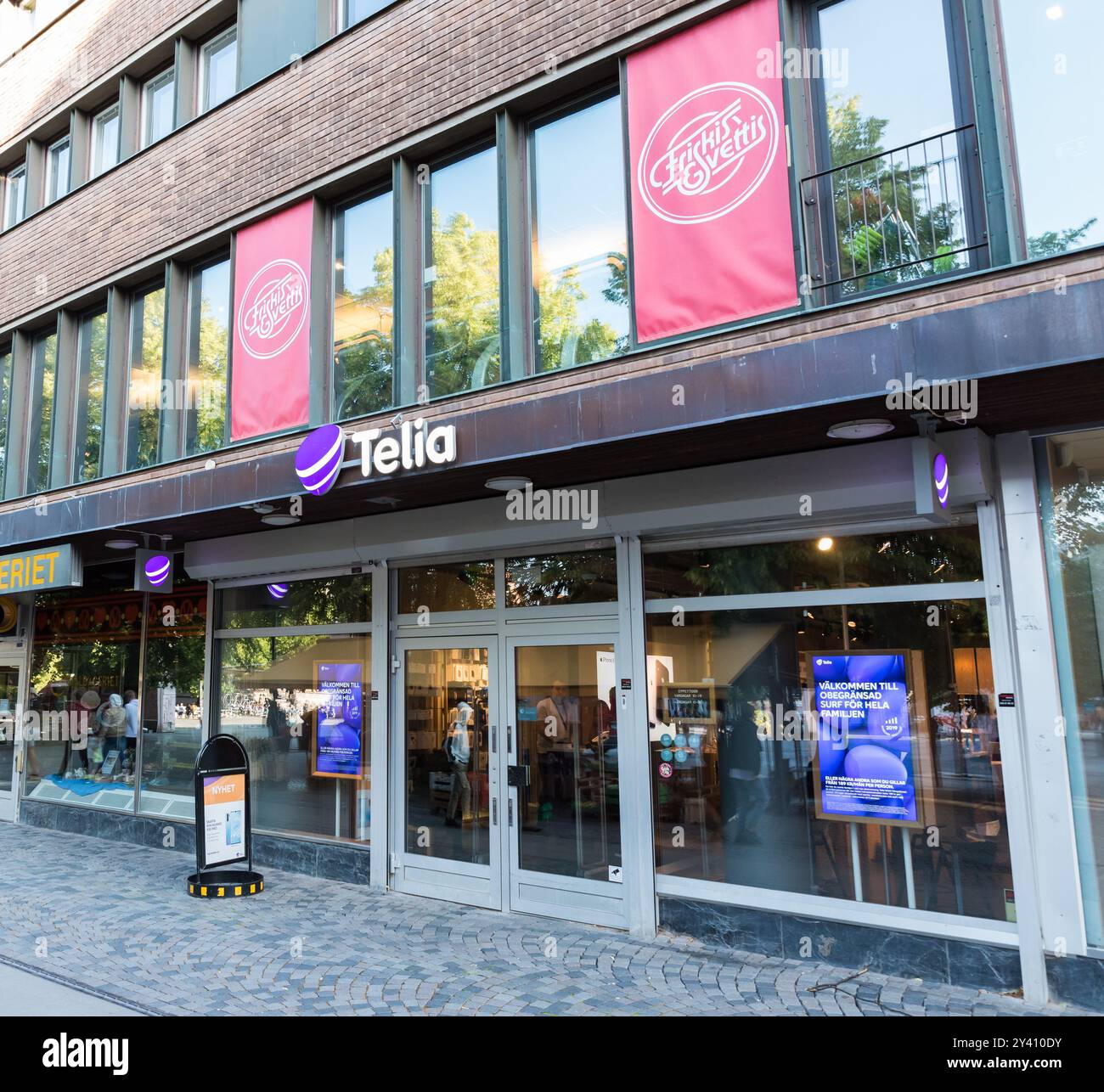 Gavle, Gavleborg County - Schweden - 07 31 2019 Touristen und Einheimische, die über den Hauptplatz der Stadt, Stortorget, mit Geschäften und einem kommerziellen Sho, laufen Stockfoto