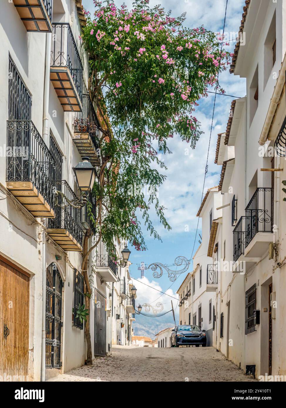 Malerische alte, enge Straße in Altea Town, Spanien Stockfoto