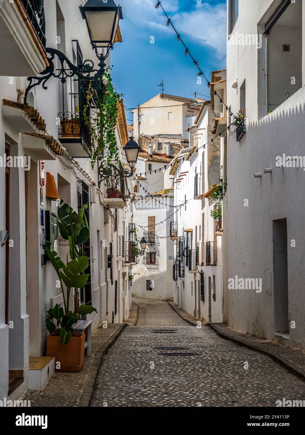 Malerische alte, enge Straße in Altea Town, Spanien Stockfoto