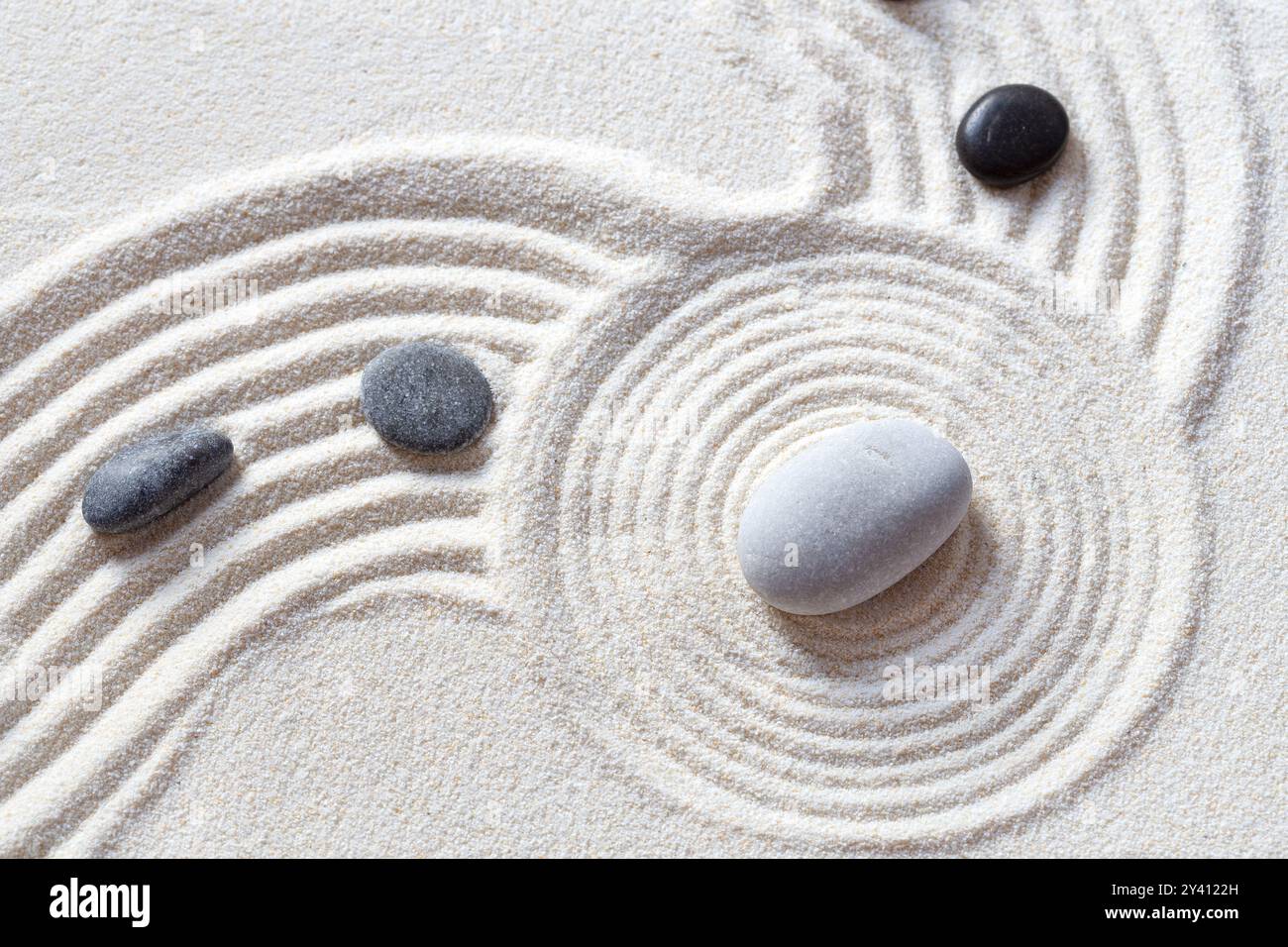 Zen-Garten mit Sandmuster und Steinen Stockfoto