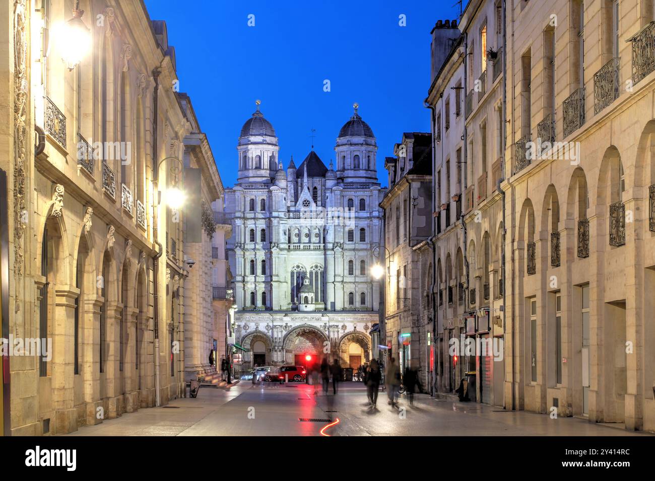 Die Kirche Saint-Michel (Eglise Saint-Michel) aus dem Jahr 1529 besticht durch eine Mischung aus extravaganter gotischer Architektur und Renaissance. Hiermit Stockfoto