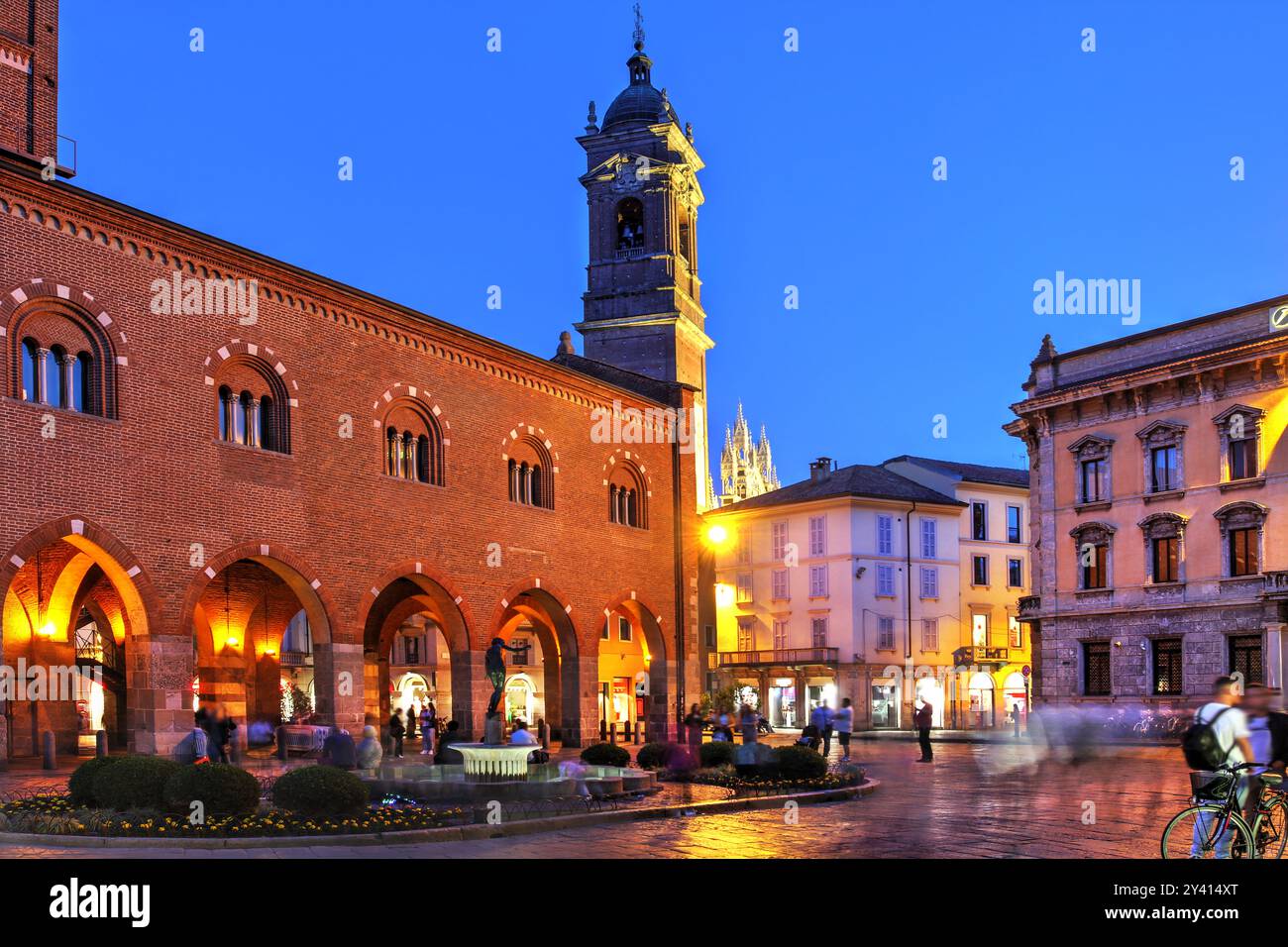 Piazza Roma mit dem antiken Arengario (Rathaus, links) in Monza, Italien bei Nacht. Stockfoto
