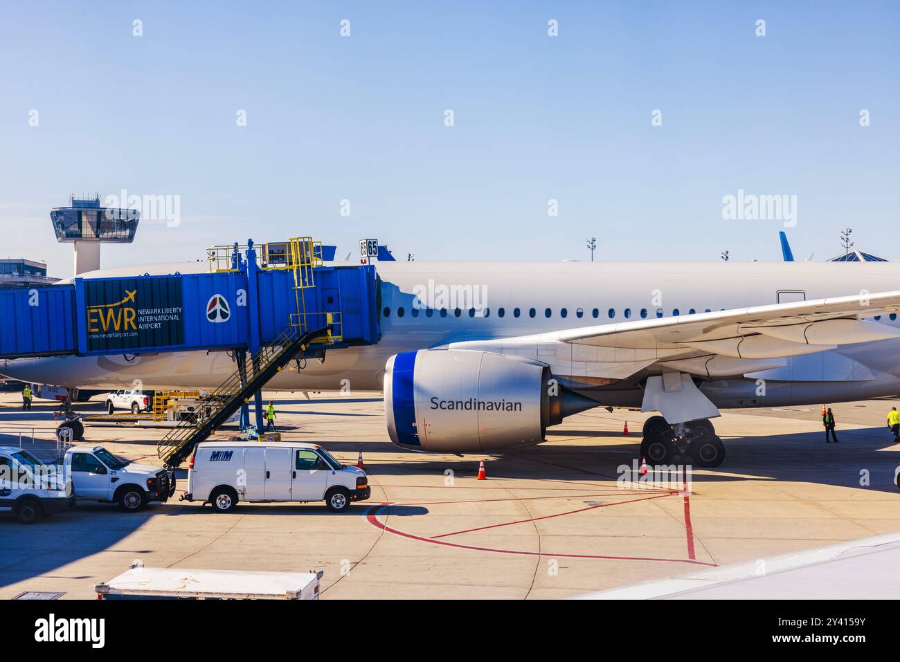 Wunderschöner Blick auf das Flugzeug der Scandinavian Airlines, das am Newark Liberty International Airport Gate an klaren Tagen angedockt wurde. New York. USA. Stockfoto