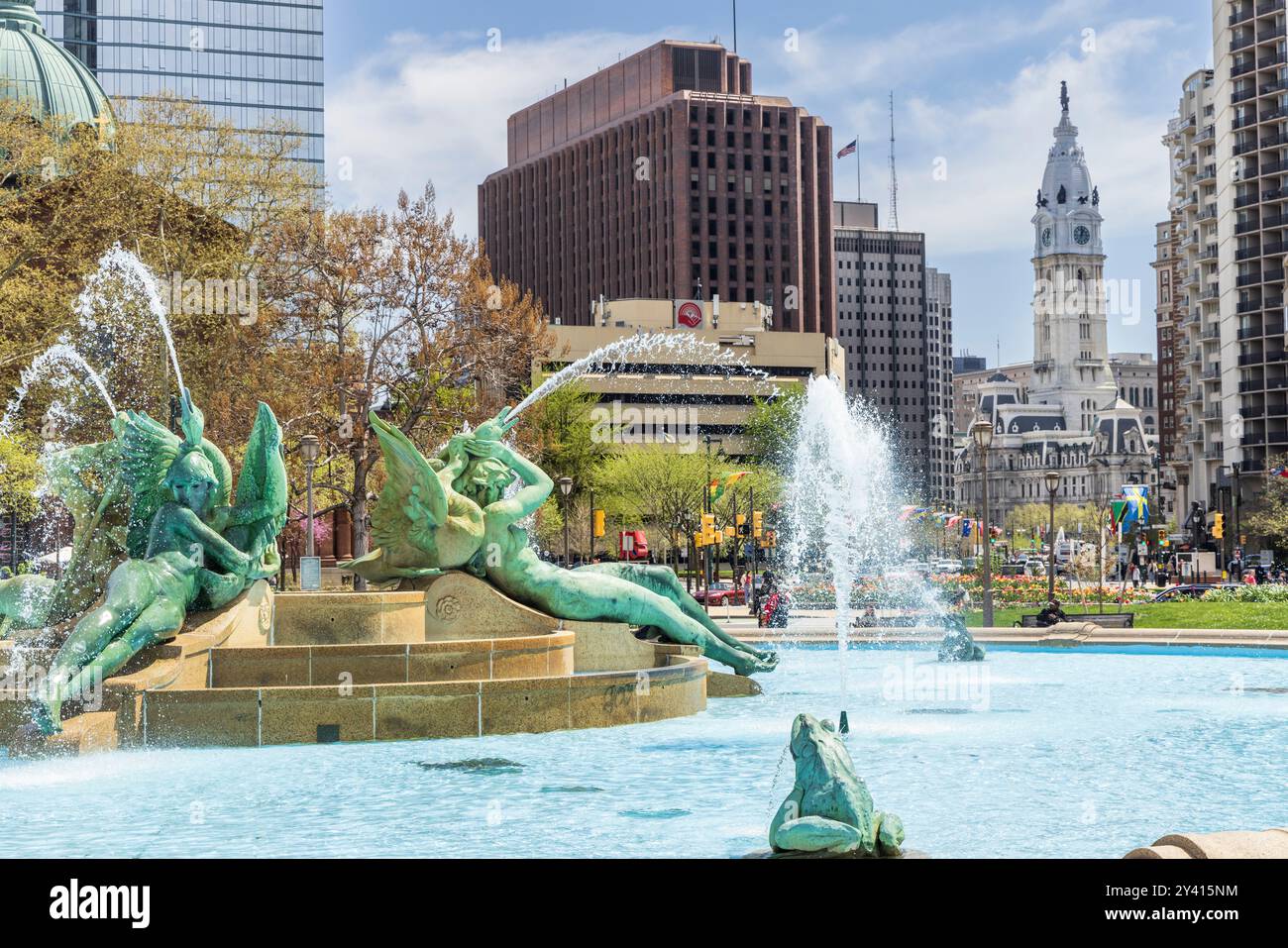 Ben Franklin Parkway mit Rathaus und Blumen im Frühling, Philadelphia, Pennsylvania, USA Stockfoto