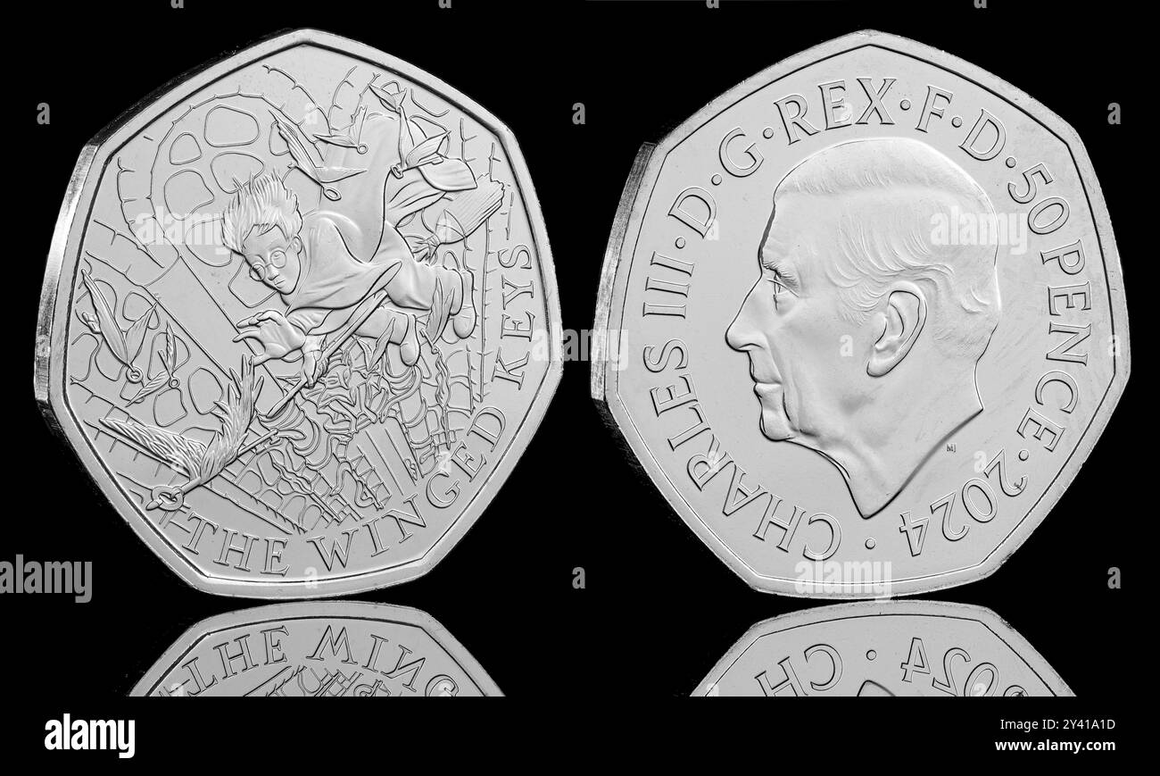 Harry Potter 'The Winged Keys 2024 50-Pence-Münze der Royal Mint. Die Vorderseite zeigt ein Porträt von König Karl III. Von Martin Jennings Stockfoto