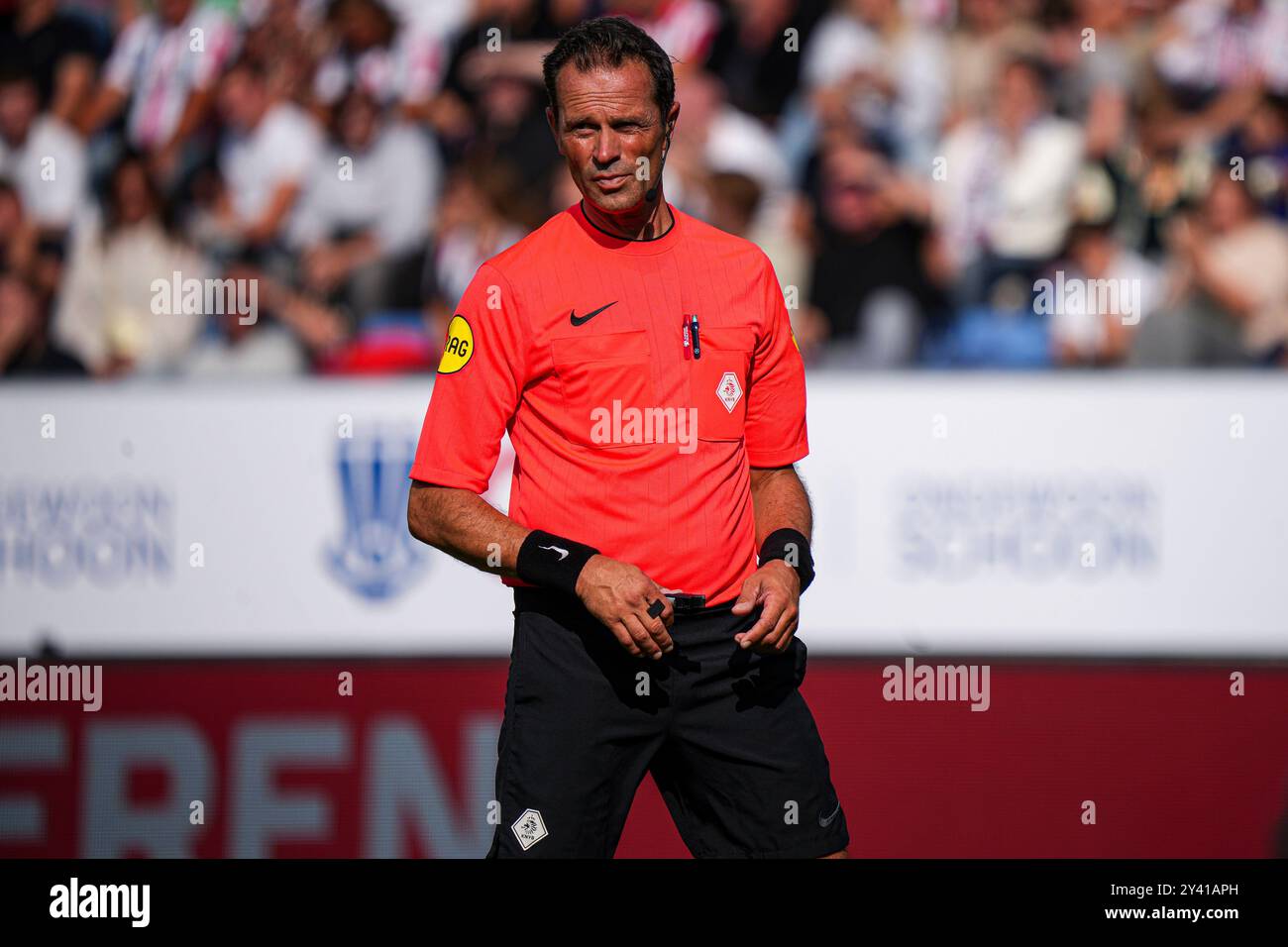 Tilburg, Niederlande. September 2024. TILBURG, NIEDERLANDE - 15. SEPTEMBER: Schiedsrichter Bas Nijhuis sieht beim niederländischen Eredivisie-Spiel zwischen Willem II und RKC Waalwijk im Koning Willem II Stadion am 15. September 2024 in Tilburg, Niederlande. (Foto von Gabriel Calvino Alonso/Orange Pictures) Credit: dpa/Alamy Live News Stockfoto