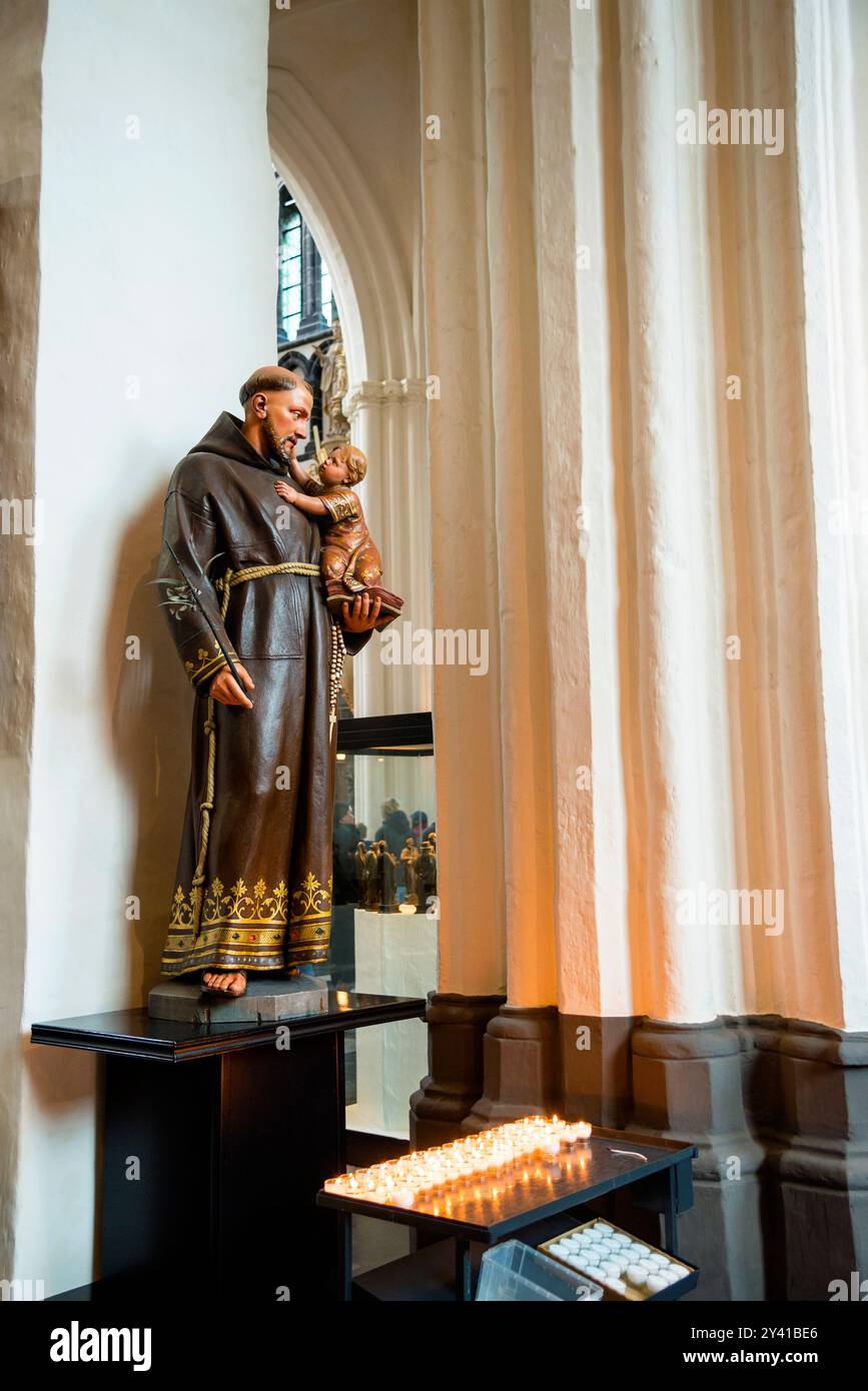 Barocke Innenausstattung der Kirche unserer Lieben Frau in Brügge, Belgien, und Statue des Heiligen Stockfoto