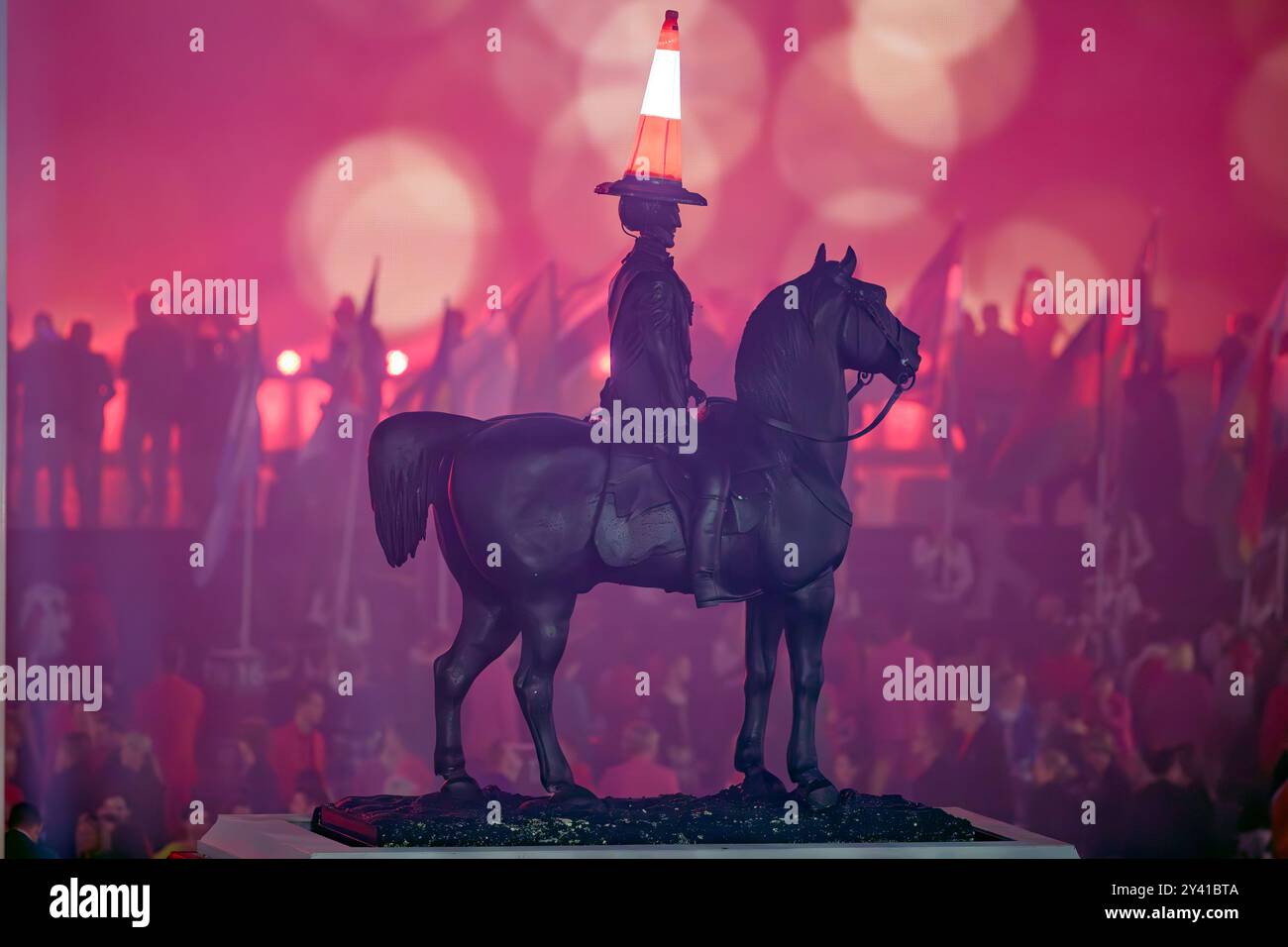 Celtic Park, Glasgow, Schottland, Vereinigtes Königreich, Mittwoch, Juli 2014. Modell der Skulptur des Duke of Wellington mit einem Verkehrskegel auf dem Kopf bei der Eröffnungszeremonie der Commonwealth Games in Glasgow 2014 Stockfoto