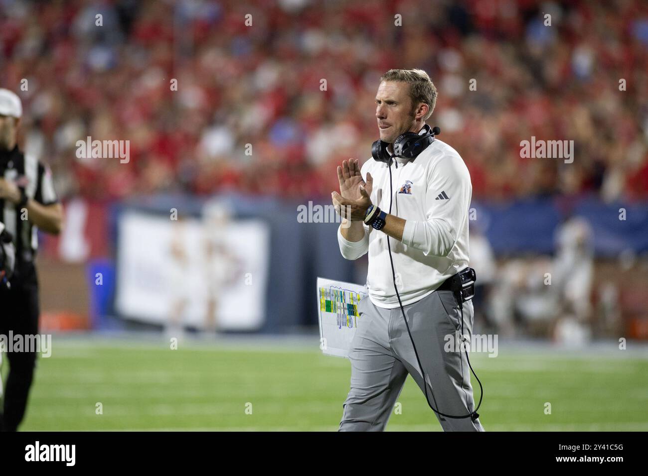 Lynchburg, VA, USA. September 2024. Scotty Walden, Cheftrainer der UTEP Miners, überprüft einen verletzten Spieler während des NCAA-Fußballspiels zwischen den UTEP Miners und den Liberty Flames im Williams Stadium in Lynchburg, VA. Jonathan Huff/CSM (Bild: © Jonathan Huff/Cal Sport Media). Quelle: csm/Alamy Live News Stockfoto