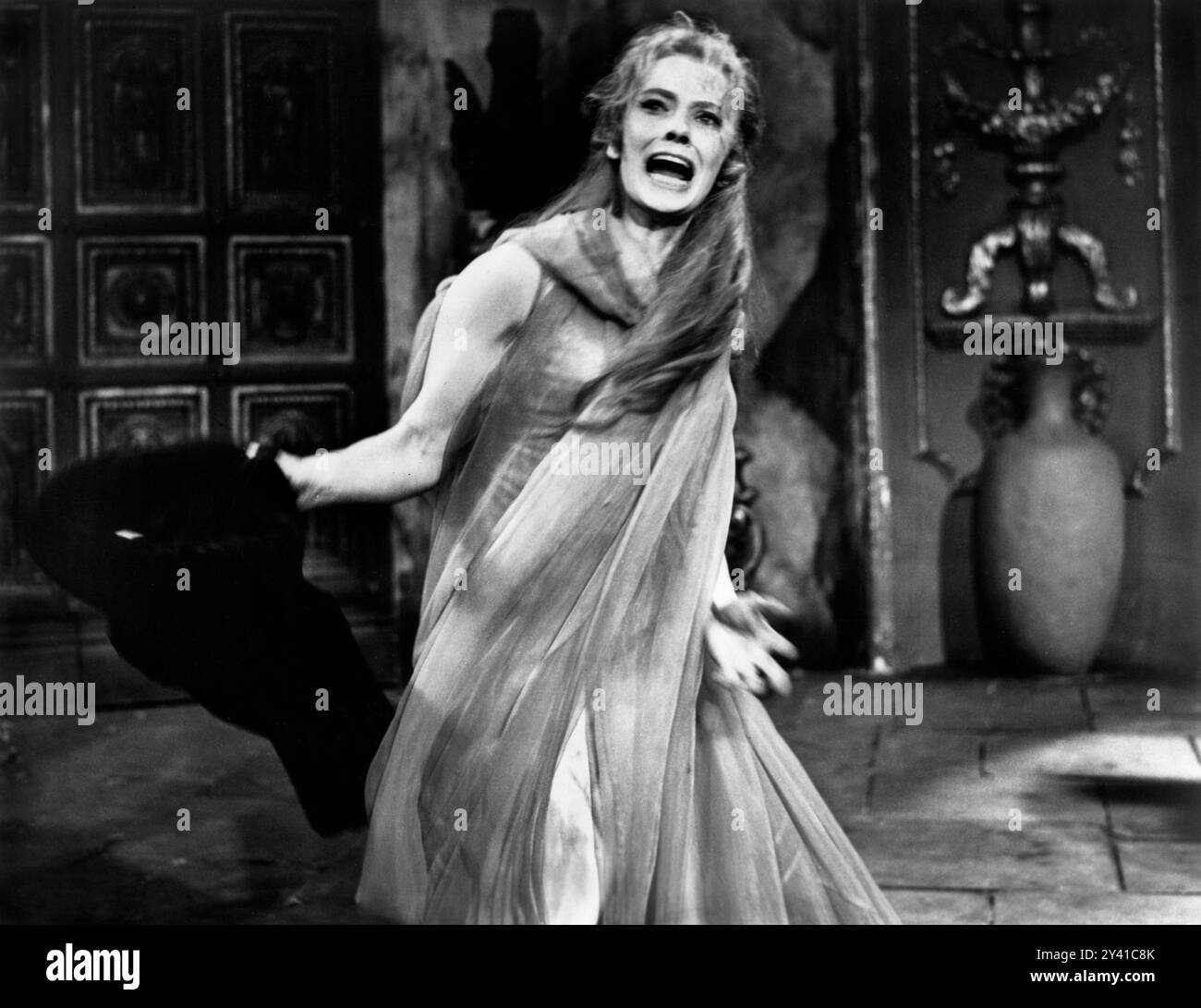 Elizabeth Shepherd, am Set des Films „das Grab von Ligeia“, Anglo-Amalgamated Productions (UK), Warner Pathe (UK), American International Pictures (USA), 1964 Stockfoto