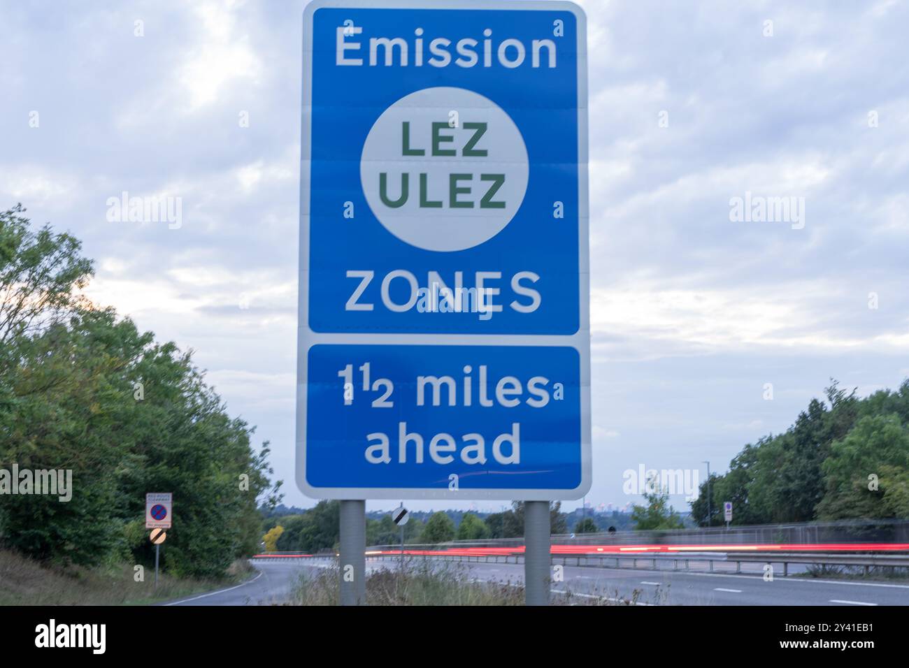 LEZ und ULEZ Verkehrszeichen warnen Fahrer vor der Einfahrt in die Niedrig- und Ultra-Niedrig-Zone im Großraum London England Großbritannien Stockfoto