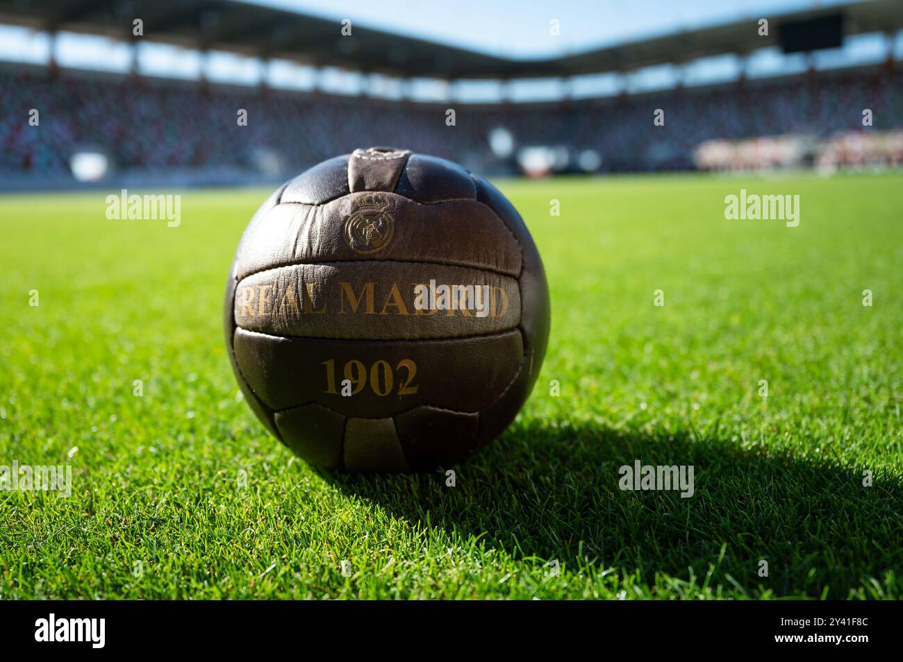 LUBIN, POLEN - 14. SEPTEMBER 2024: Alter Fußball mit der Aufschrift Real Madrid 1902 auf dem Gras. Stockfoto