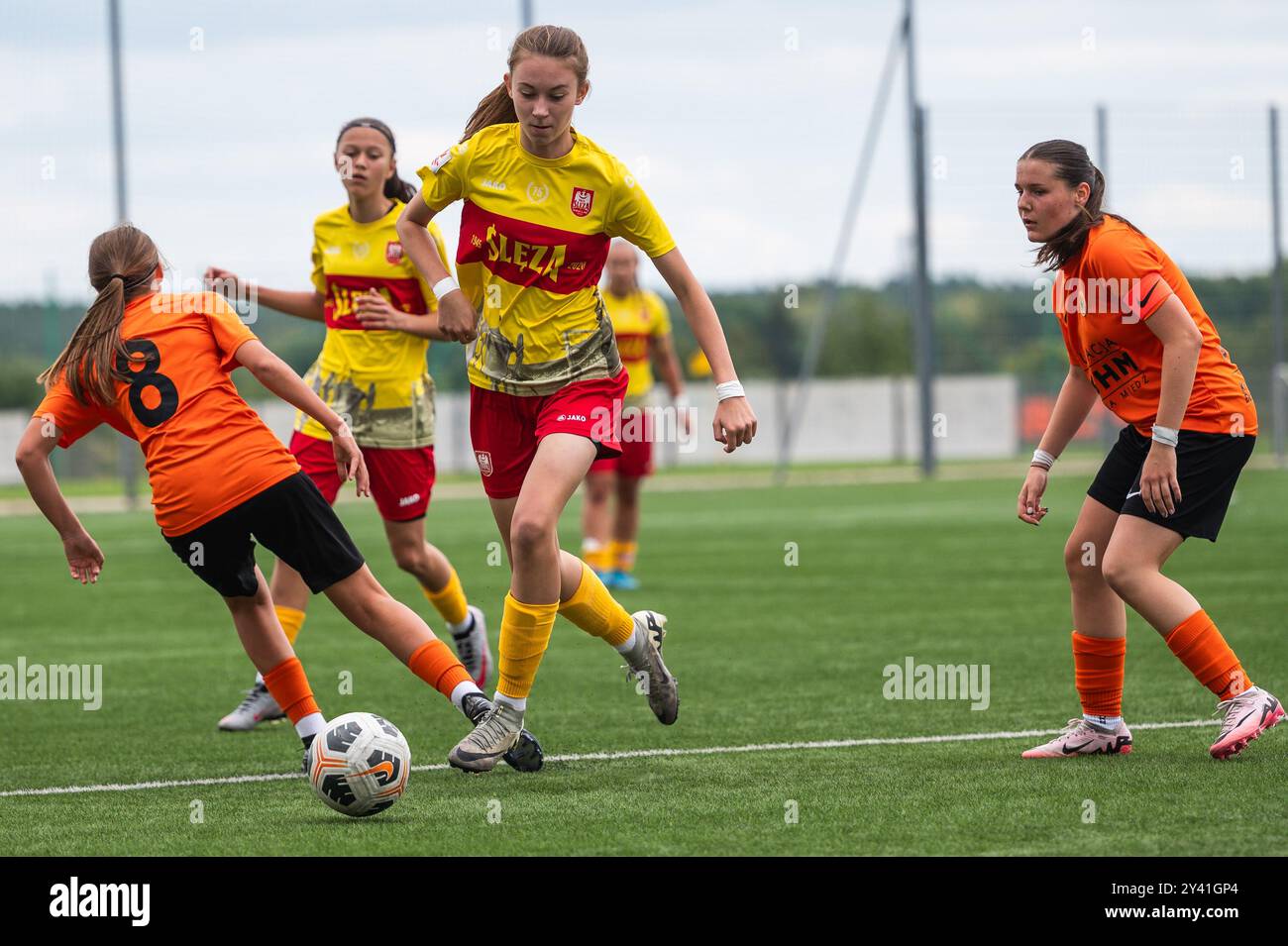 LUBIN, POLEN - 11. SEPTEMBER 2024: Fußballspiele der Frauen in der Polnischen Central Youth League CLJ U-16 Zaglebie Lubin FemGol gegen Sleza Wroclaw. Stockfoto