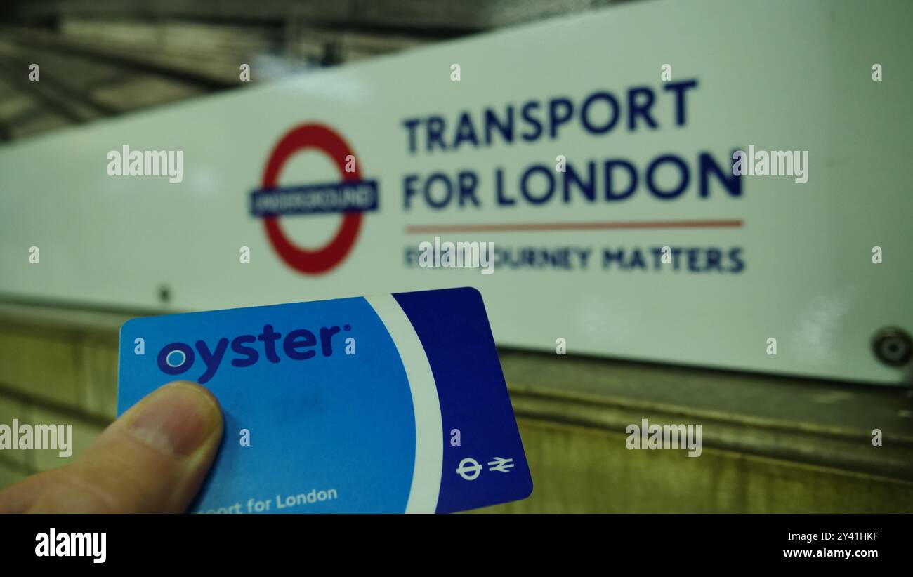 Ein Transport für London Oystercard vor dem Hintergrund der Londoner U-Bahn Stockfoto