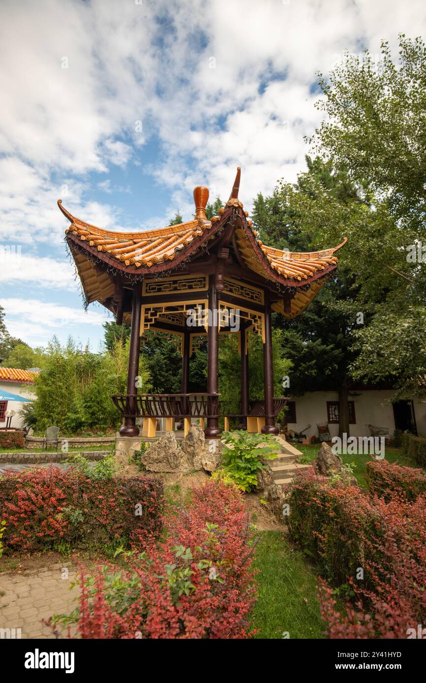 Chinesischer Kiosk in einem Garten an einem sonnigen Tag in Wien, Österreich Stockfoto