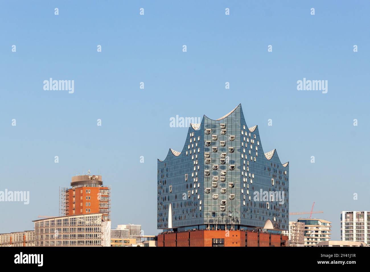 HAMBURG – 12. AUGUST 2024: Elbphilharmonie, entworfen von Herzog und de Meuron Stockfoto