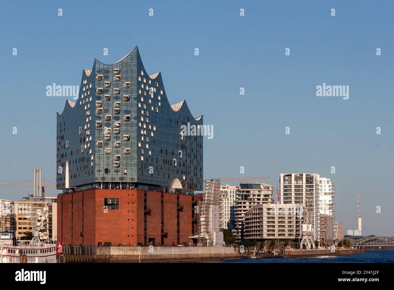 HAMBURG – 12. AUGUST 2024: Elbphilharmonie, entworfen von Herzog und de Meuron Stockfoto