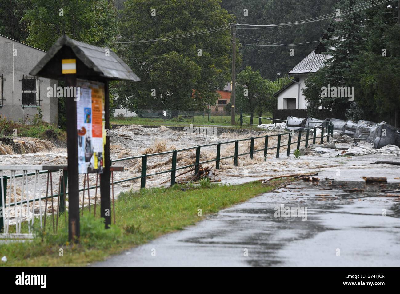 Loucna Nad Desnou, Tschechische Republik. September 2024. Überflutete den Desna River bei starken Regenfällen in Loucna nad Desnou, Region Sumperk, Tschechische Republik, am 15. September 2024. Quelle: Ludek Perina/CTK Photo/Alamy Live News Stockfoto