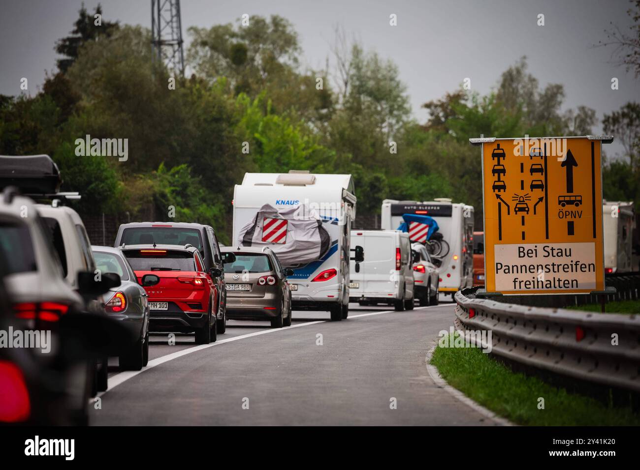 15.09.2024, GOLLING, AUT, unterwegs in Salzburg, STAU, A10, AUTOBAHN, REISEVERKEHR, im Bild Feature, Themenbild, VERSCHIEDENE THEMENBILDER, STAU, REISVERKEHR, SALZBURG, *** 15 09 2024, GOLLING, AUT, auf der Straße in Salzburg, STAU, A10, AUTOBAHN, REISEVERKEHR, in der Bildfunktion, Themenbild, VERSCHIEDENE THEMENBILDER, STAUS, REISEVERKEHR, SALZBURG, Stockfoto