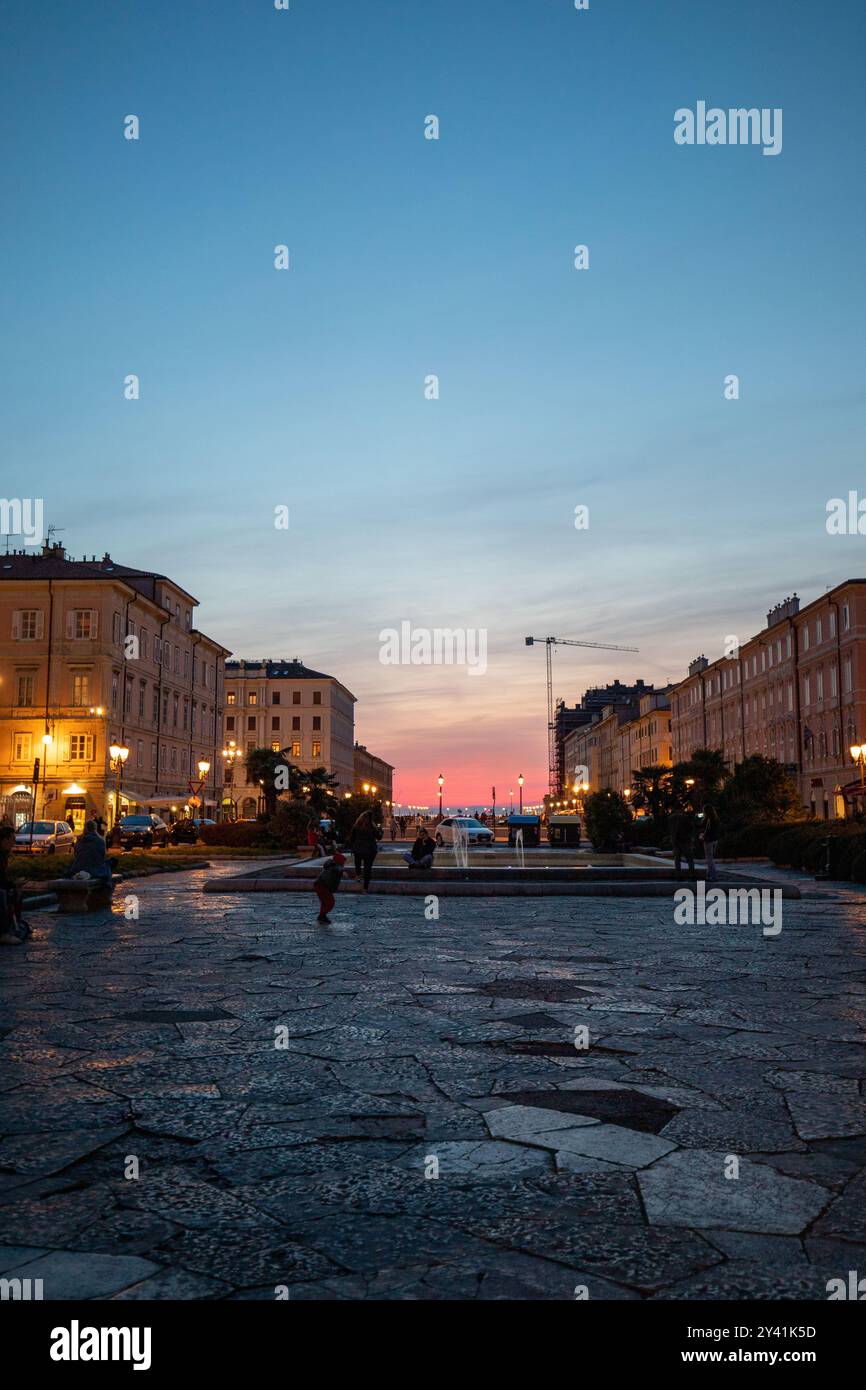 Sonnenuntergang auf der Piazza Sant'Antonio Nuovo in Triest, Italien Stockfoto