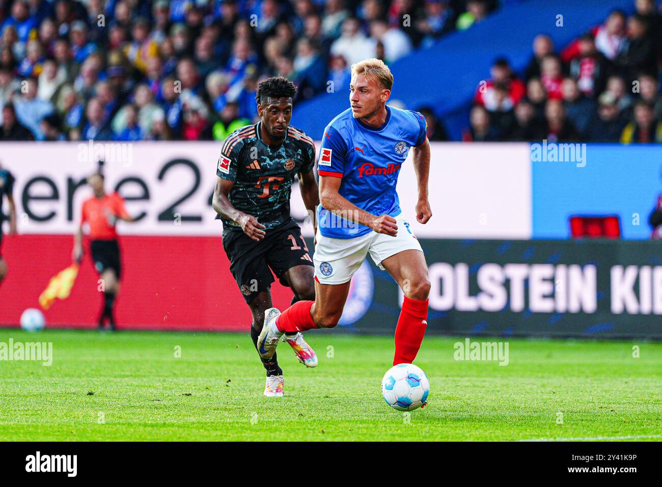 Kingsley Coman (FC Bayern München, #11), Timo Becker (Holstein Kiel, #17) GER, Holstein Kiel vs. FC Bayern München, Fussball, Bundesliga, Spieltag 3, Saison 2024/25, 14.09.2024 DFL-VORSCHRIFTEN VERBIETEN DIE VERWENDUNG VON FOTOGRAFIEN ALS BILDSEQUENZEN UND/ODER QUASI-VIDEO Foto: Eibner-Pressefoto/Marcel von Fehrn Stockfoto