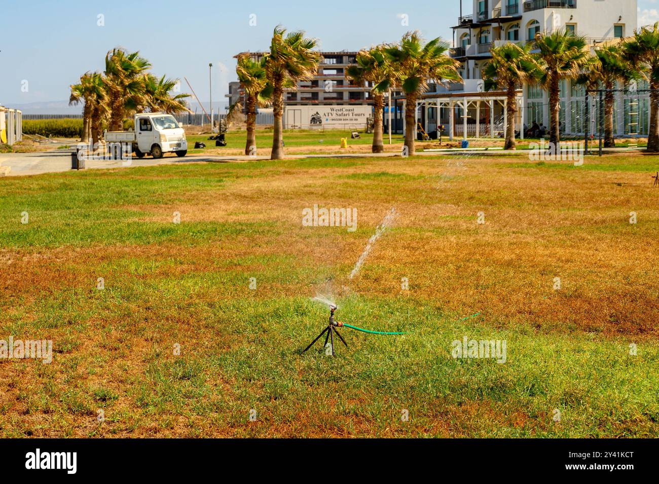 Ebene Oberflächenansicht von Garten Sprinkler sprühen Stockfoto