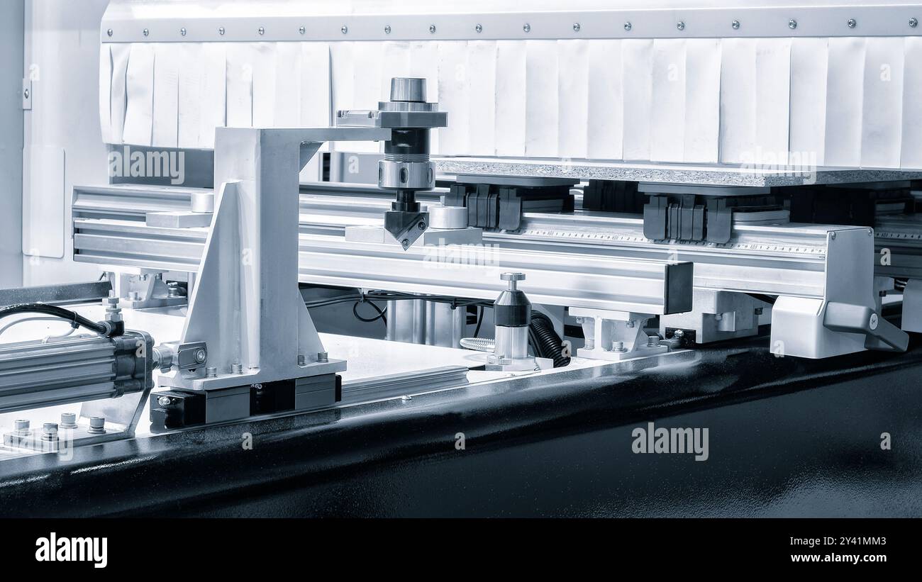 Werkstatt für die Herstellung von Spanplatten, Spanplatten, Furnieren, Sperrholz, Holzplatten. Holzverarbeitung. Konzept für die holzverarbeitende Industrie Stockfoto