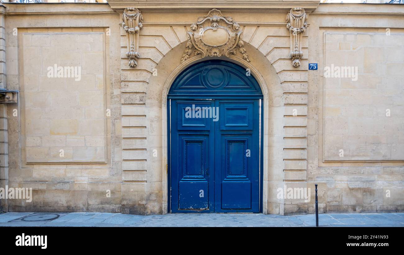 Paris, Frankreich, Blaue Tür auf der Straße von Paris, nur Editorial. Stockfoto