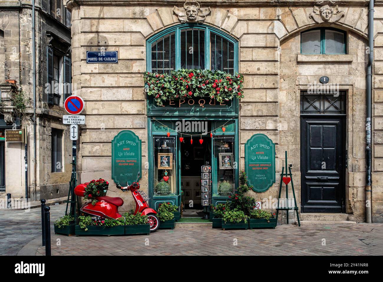 L'Epoque Kunstgeschäft Bordeaux, Frankreich, Originalgemälde und Souvenirs. Stockfoto