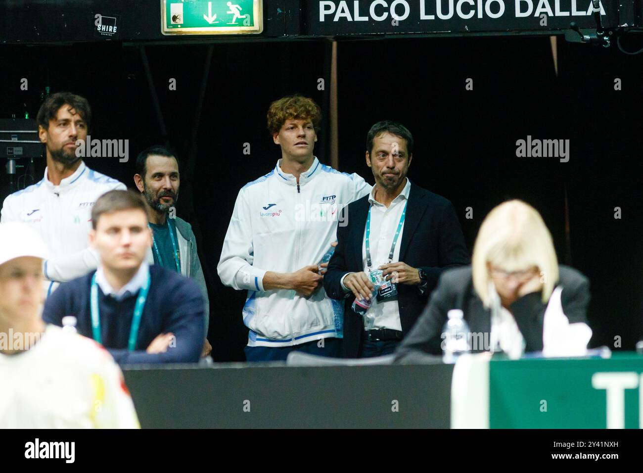 Bologna, Italien. September 2024. Der aktuelle ATP-Weltrangliste Jannik Sinner besucht die Spiele seiner Nationalmannschaft von der Bank des Davis Cup Finals 2024 Bologna zwischen Italien und den Niederlanden in der Unipol Arena am 15. September 2024 in Bologna, Italien. Quelle: Massimiliano Donati/Alamy Live News Stockfoto